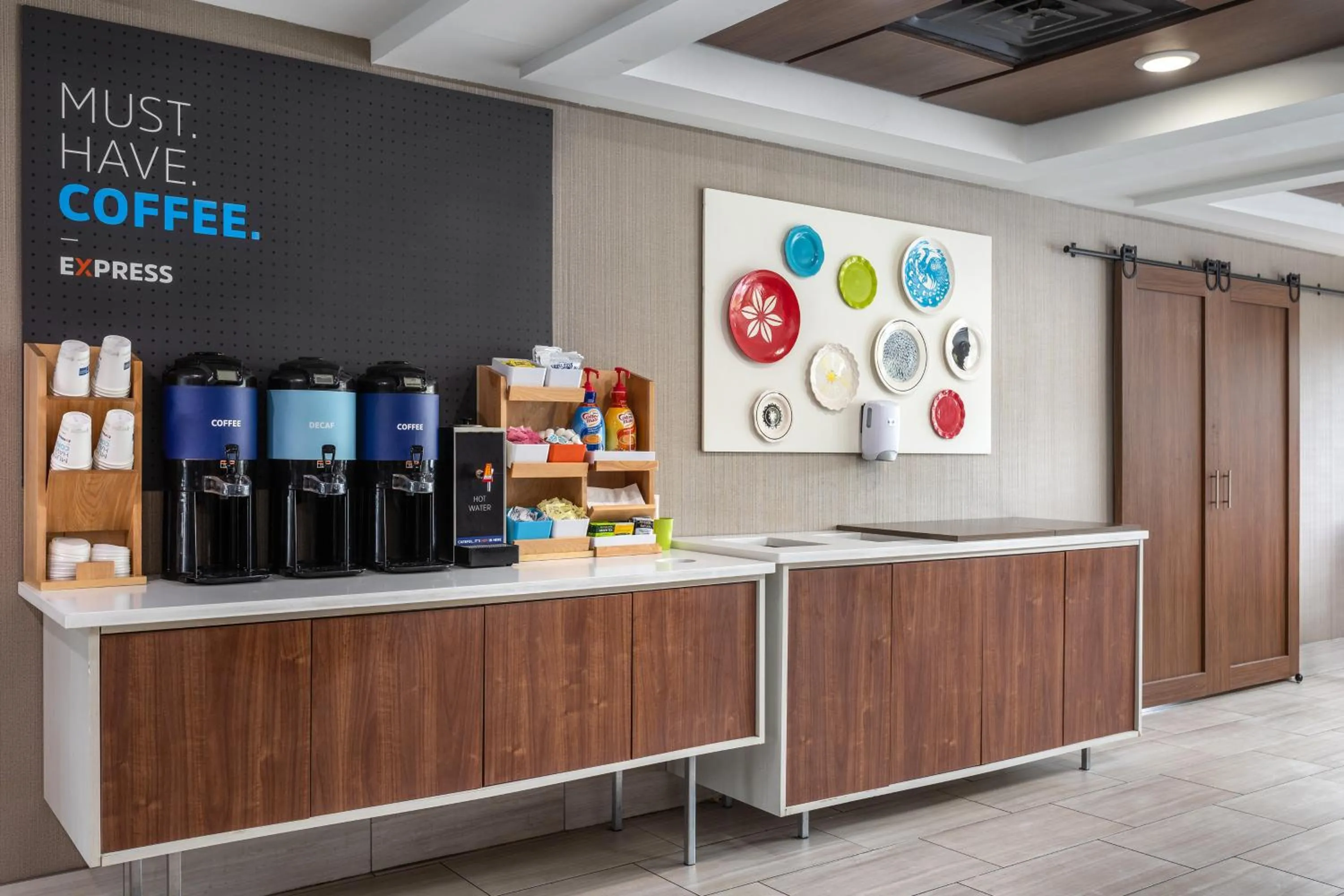 Coffee/tea facilities in Holiday Inn Express Hotel & Suites Chattanooga-Lookout Mountain by IHG