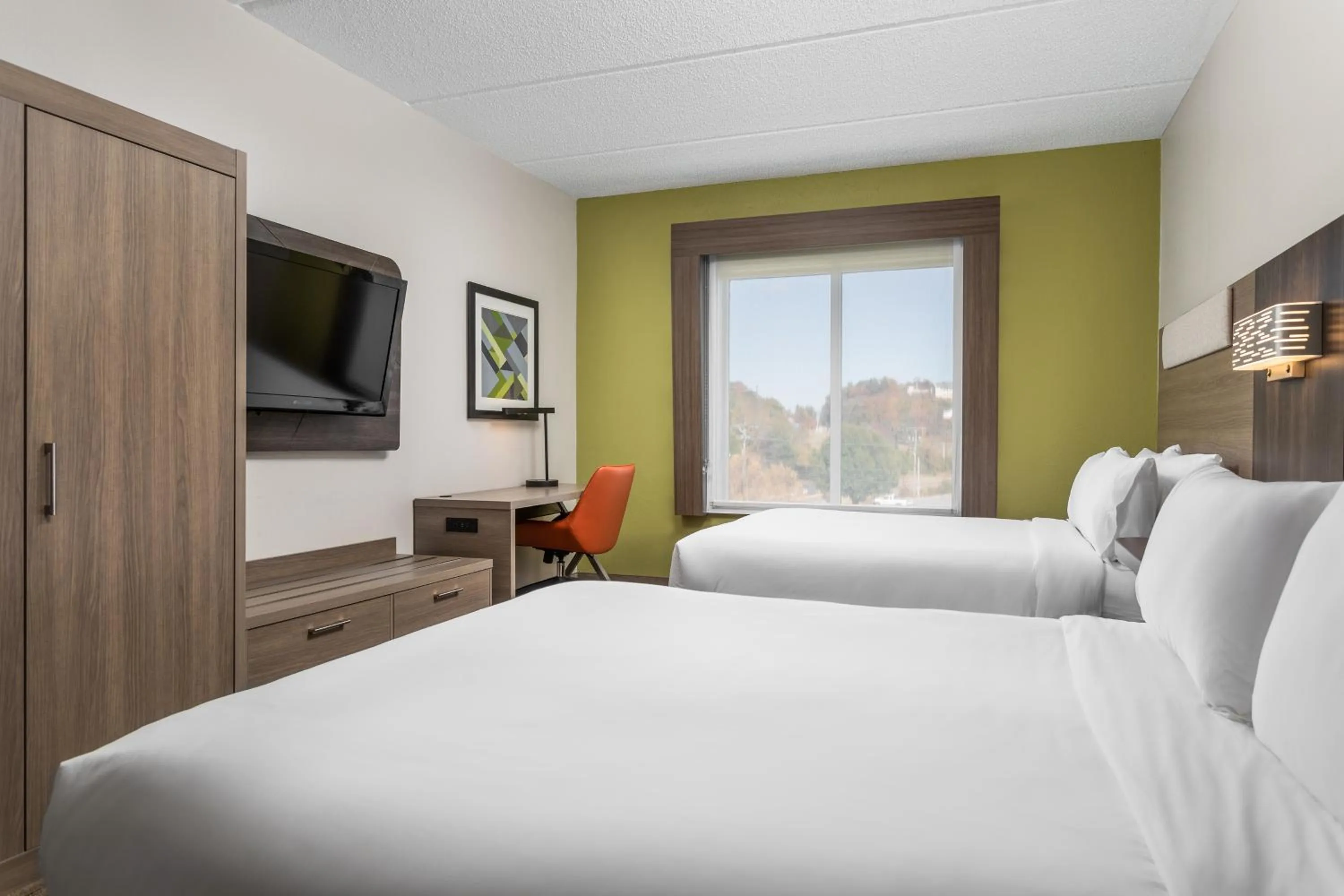 Bed in Holiday Inn Express Hotel & Suites Chattanooga-Lookout Mountain by IHG