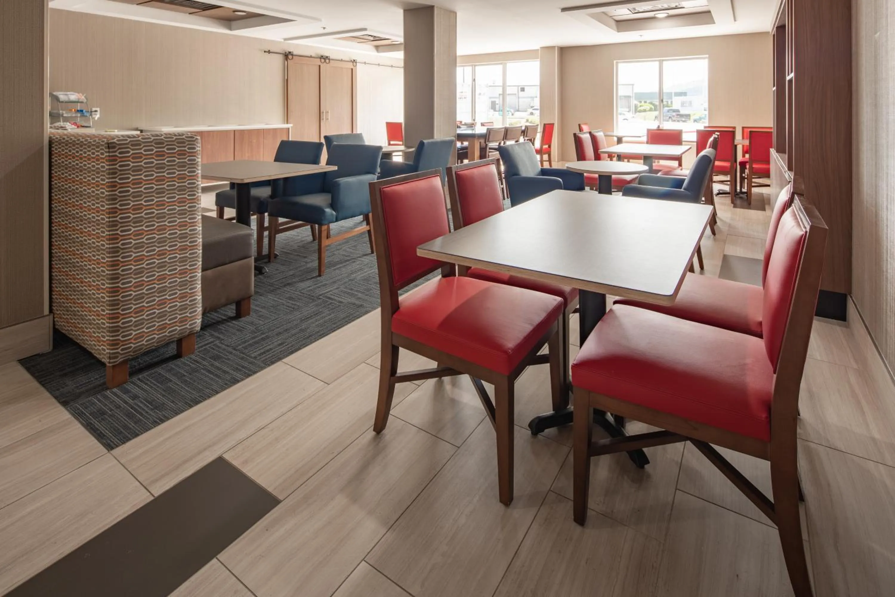 Breakfast in Holiday Inn Express Hotel & Suites Chattanooga-Lookout Mountain by IHG