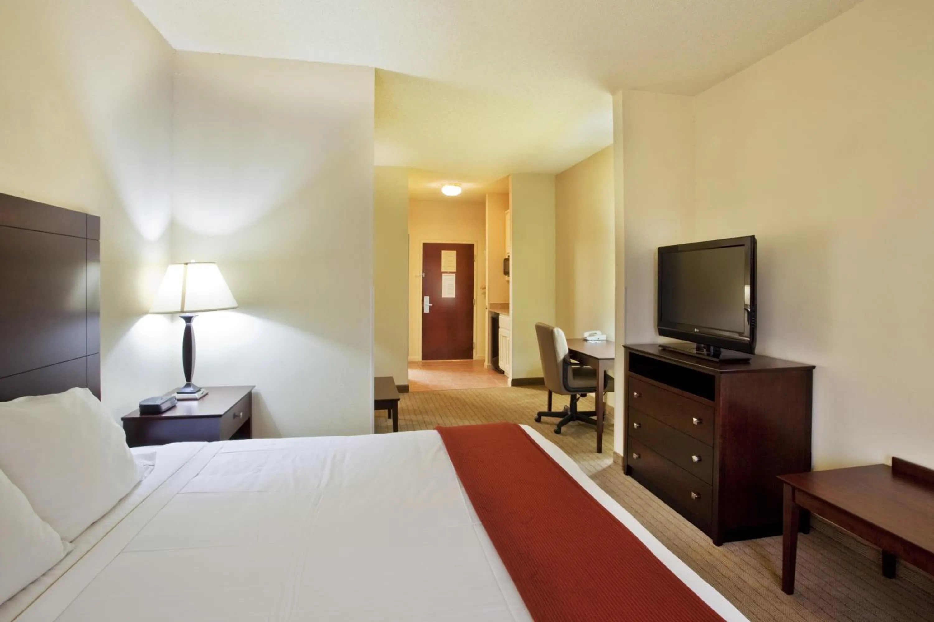 Photo of the whole room, Bed in Baymont by Wyndham Calhoun