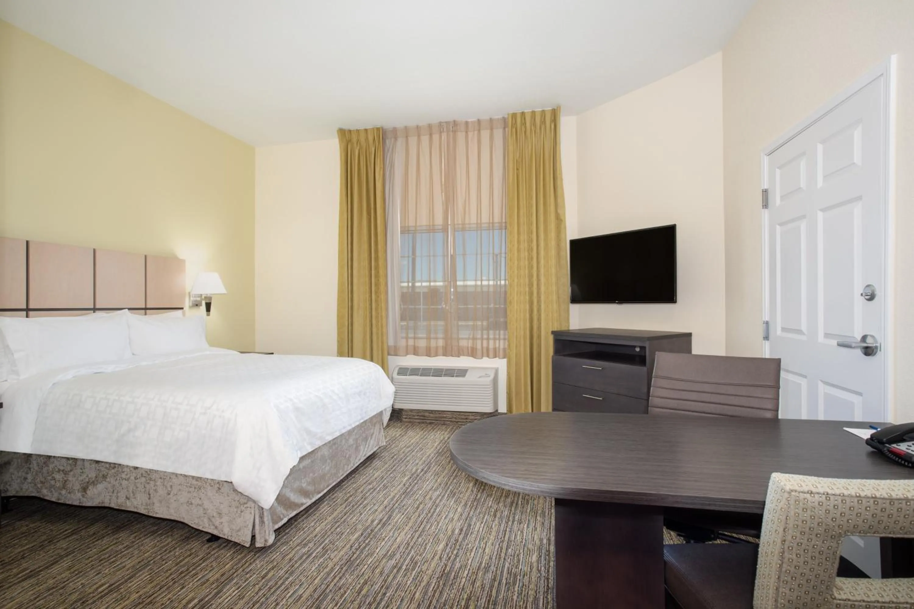 Photo of the whole room, Bed in Candlewood Suites Cheyenne by IHG