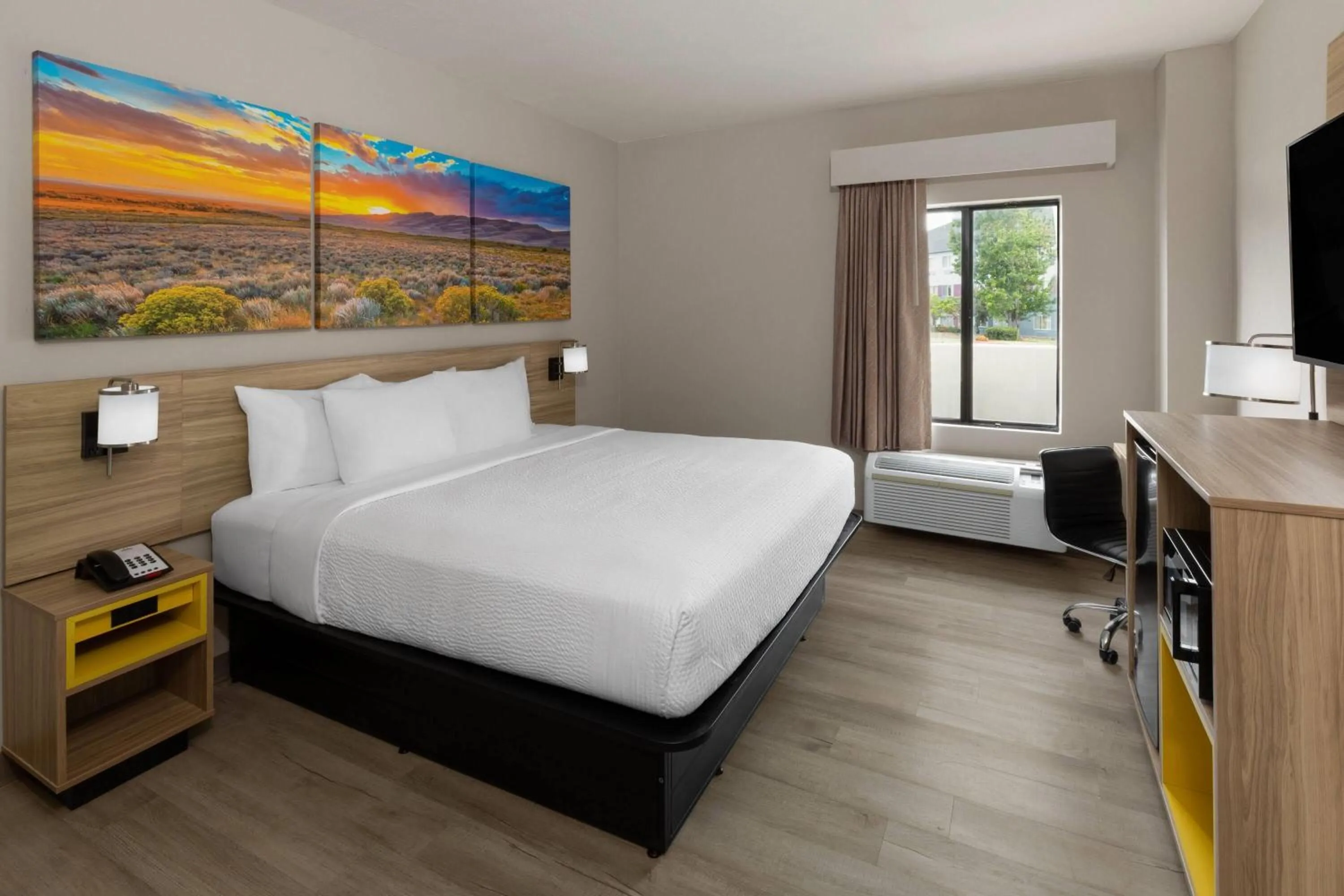 Photo of the whole room, Bed in Days Inn by Wyndham Tulsa Central