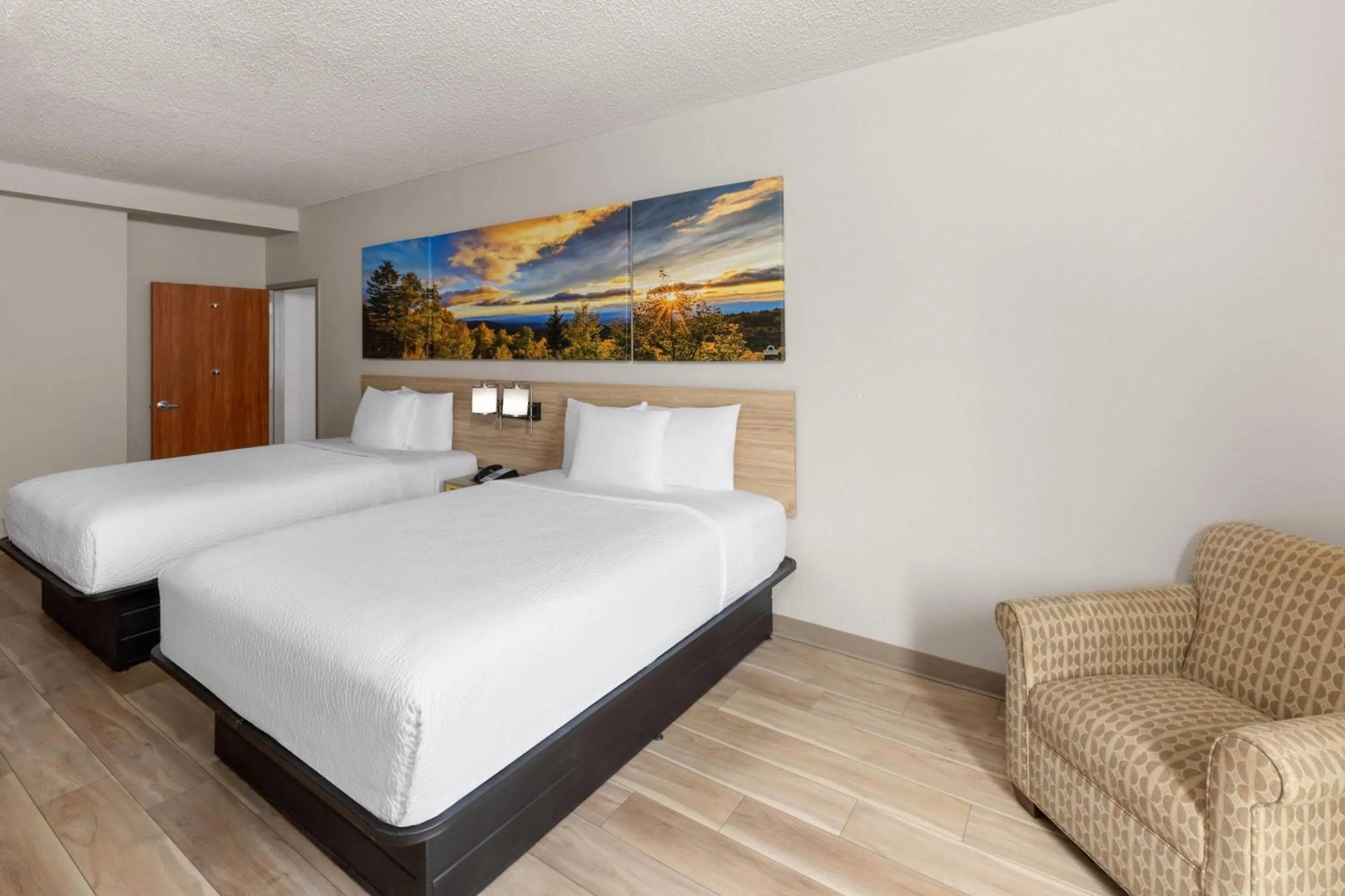 Photo of the whole room, Bed in Days Inn by Wyndham Tulsa Central