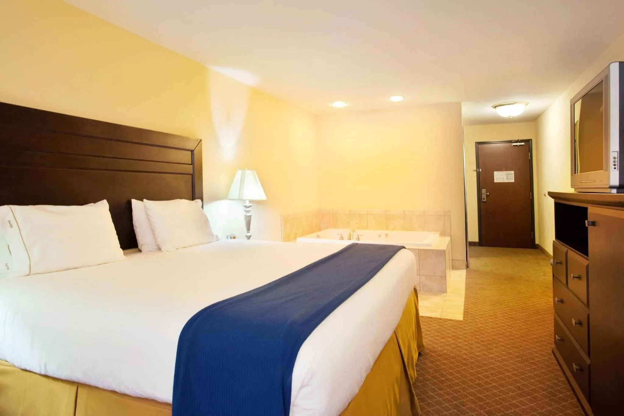 Photo of the whole room, Bed in Holiday Inn Express Hotel & Suites Chicago South Lansing by IHG