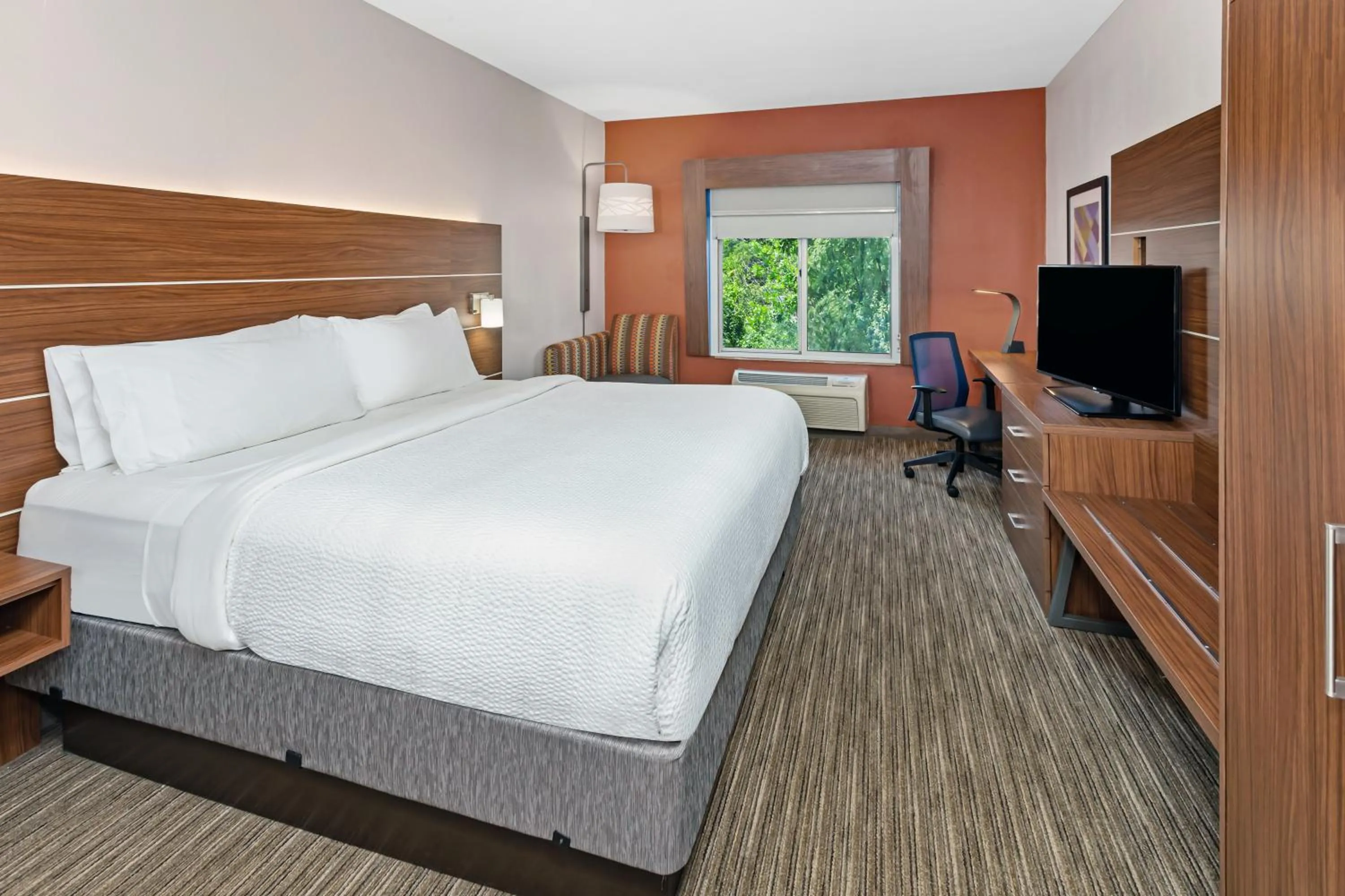 Bed in Holiday Inn Express Hotel & Suites Chicago South Lansing by IHG