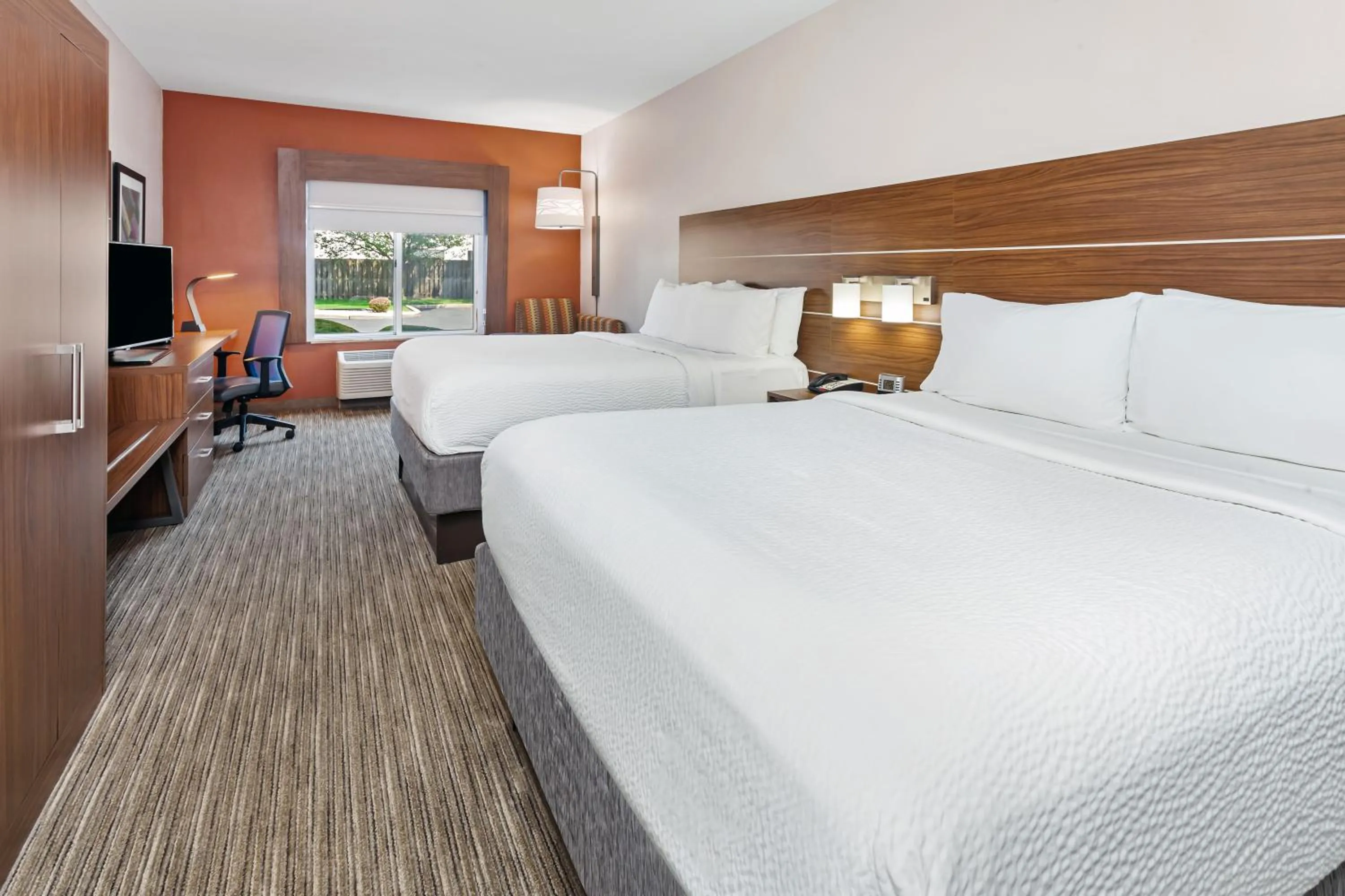 Bed in Holiday Inn Express Hotel & Suites Chicago South Lansing by IHG