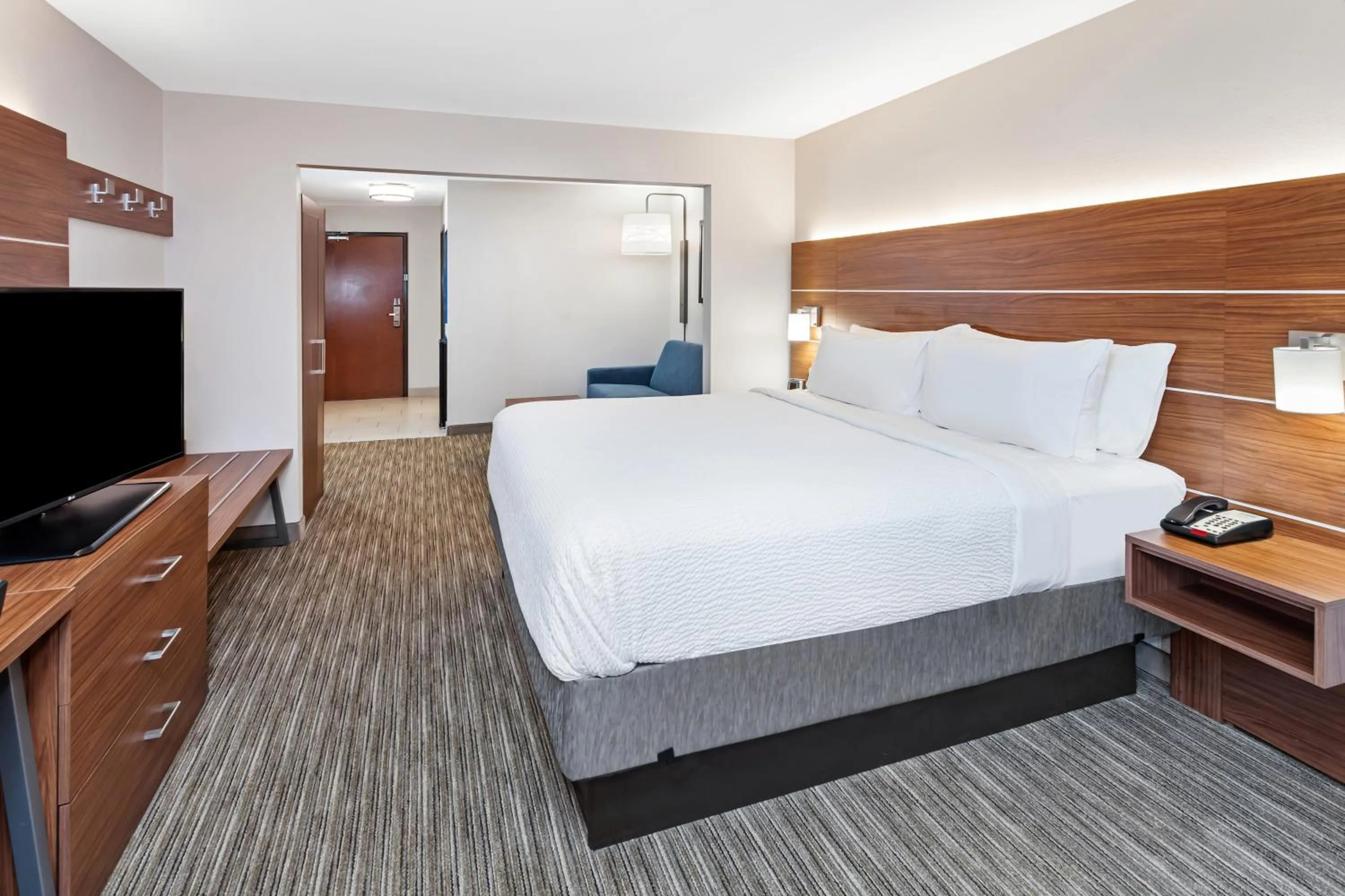 Bed in Holiday Inn Express Hotel & Suites Chicago South Lansing by IHG