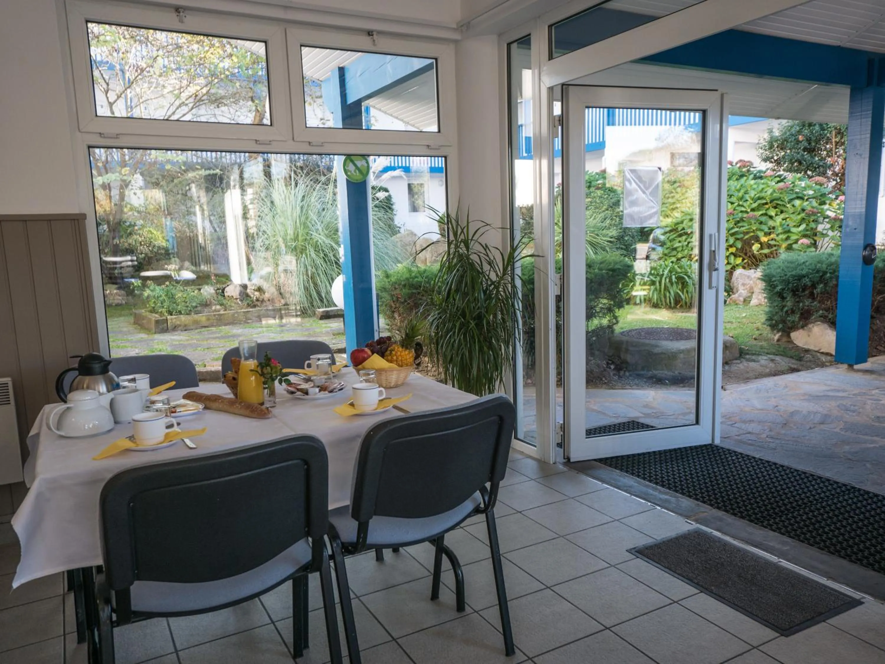 Continental breakfast in Résidence Mer & Golf Fort Socoa