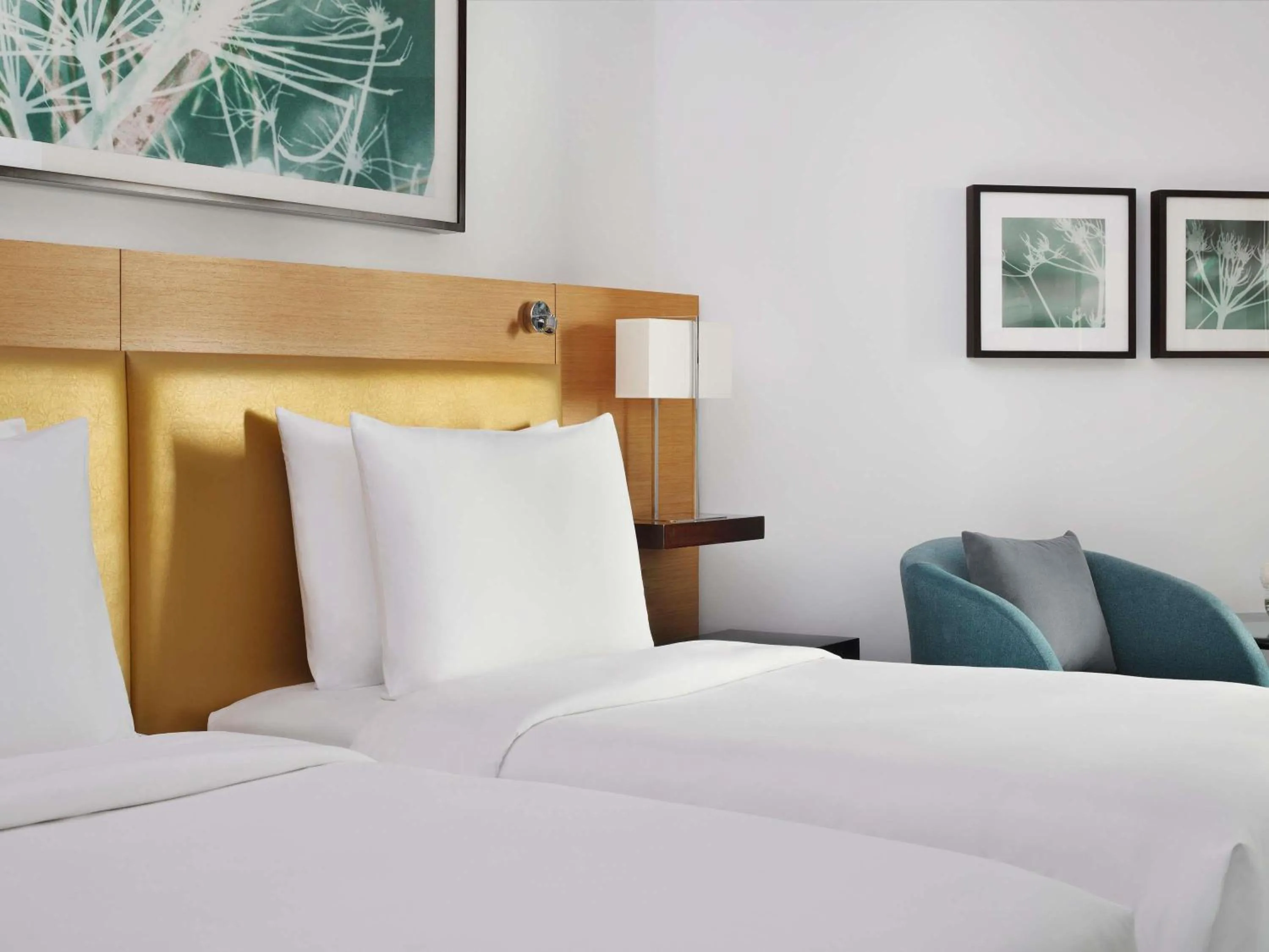 Bedroom, Bed in Mövenpick Hotel Jumeirah Beach