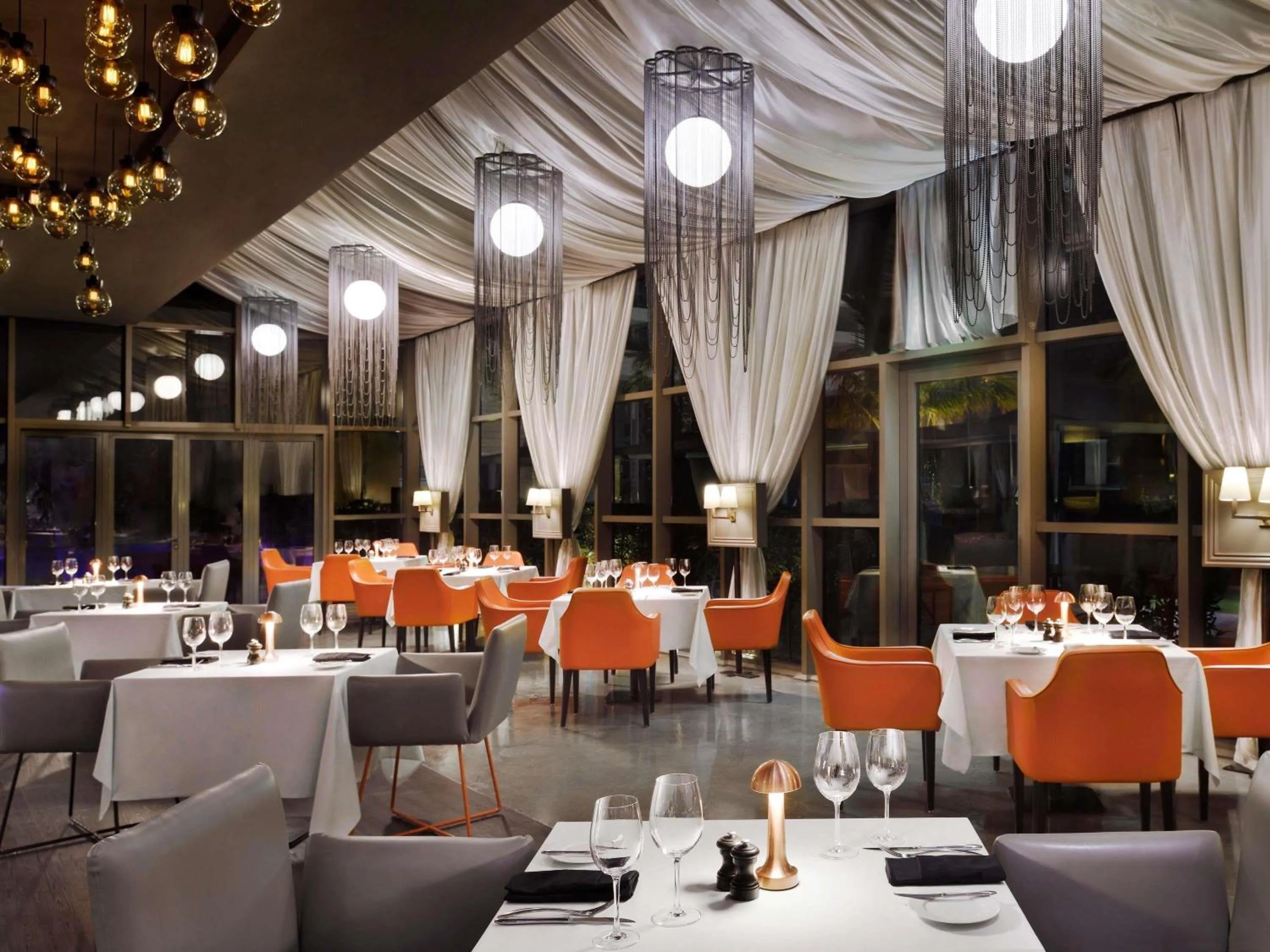 Restaurant/places to eat in Mövenpick Hotel Jumeirah Beach