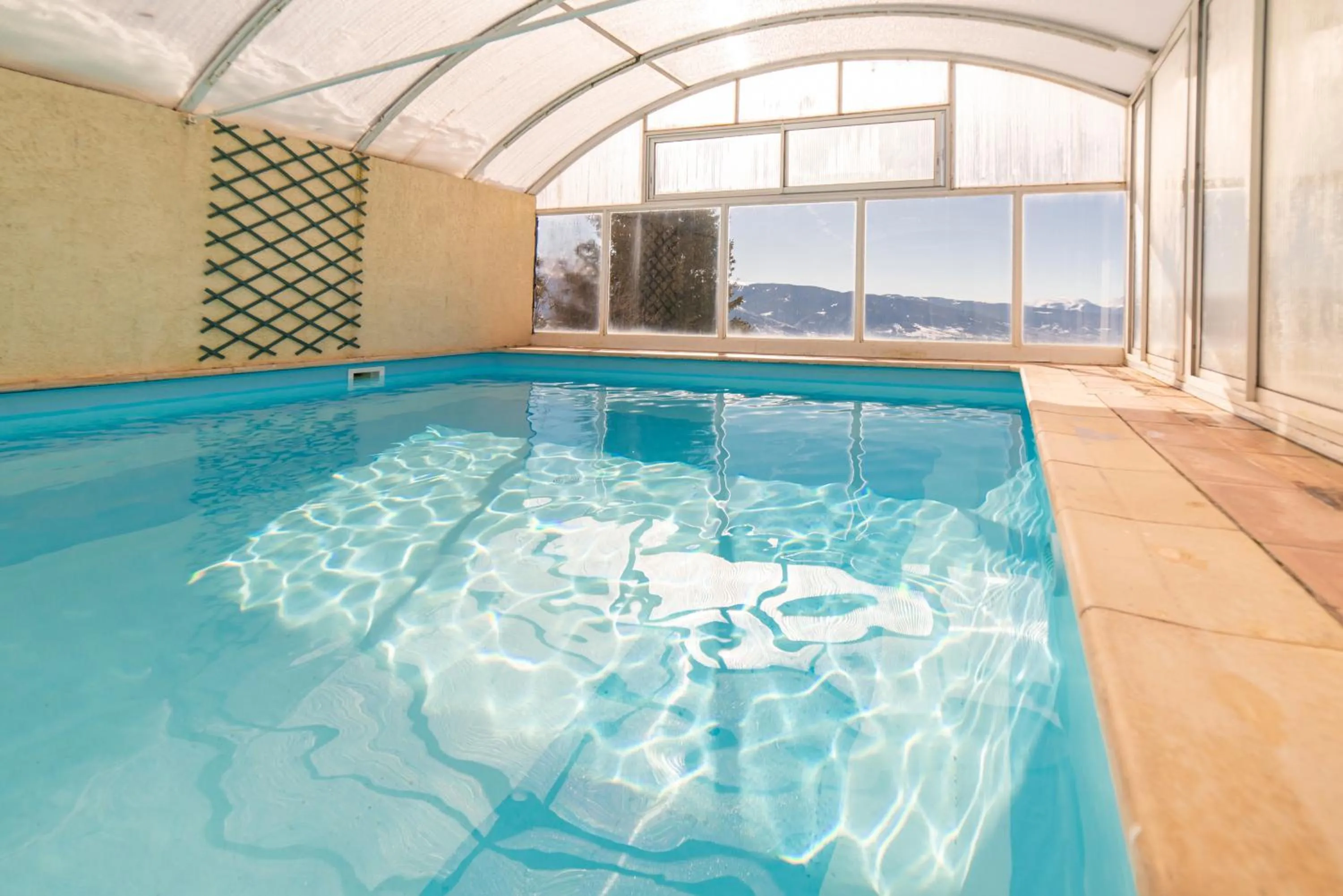 Swimming pool in Hotel des Pyrénées