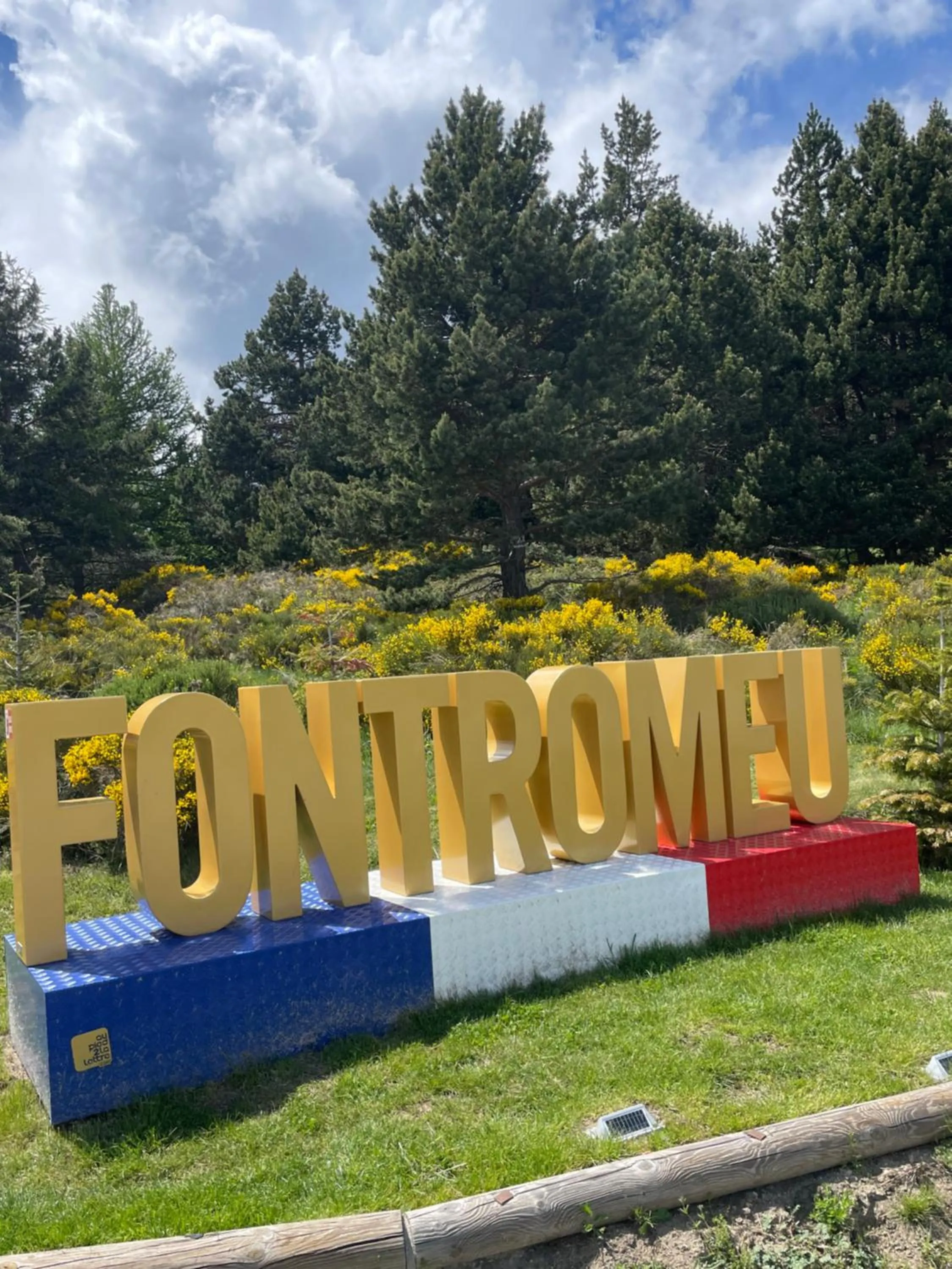 Text overlay in Hotel des Pyrénées