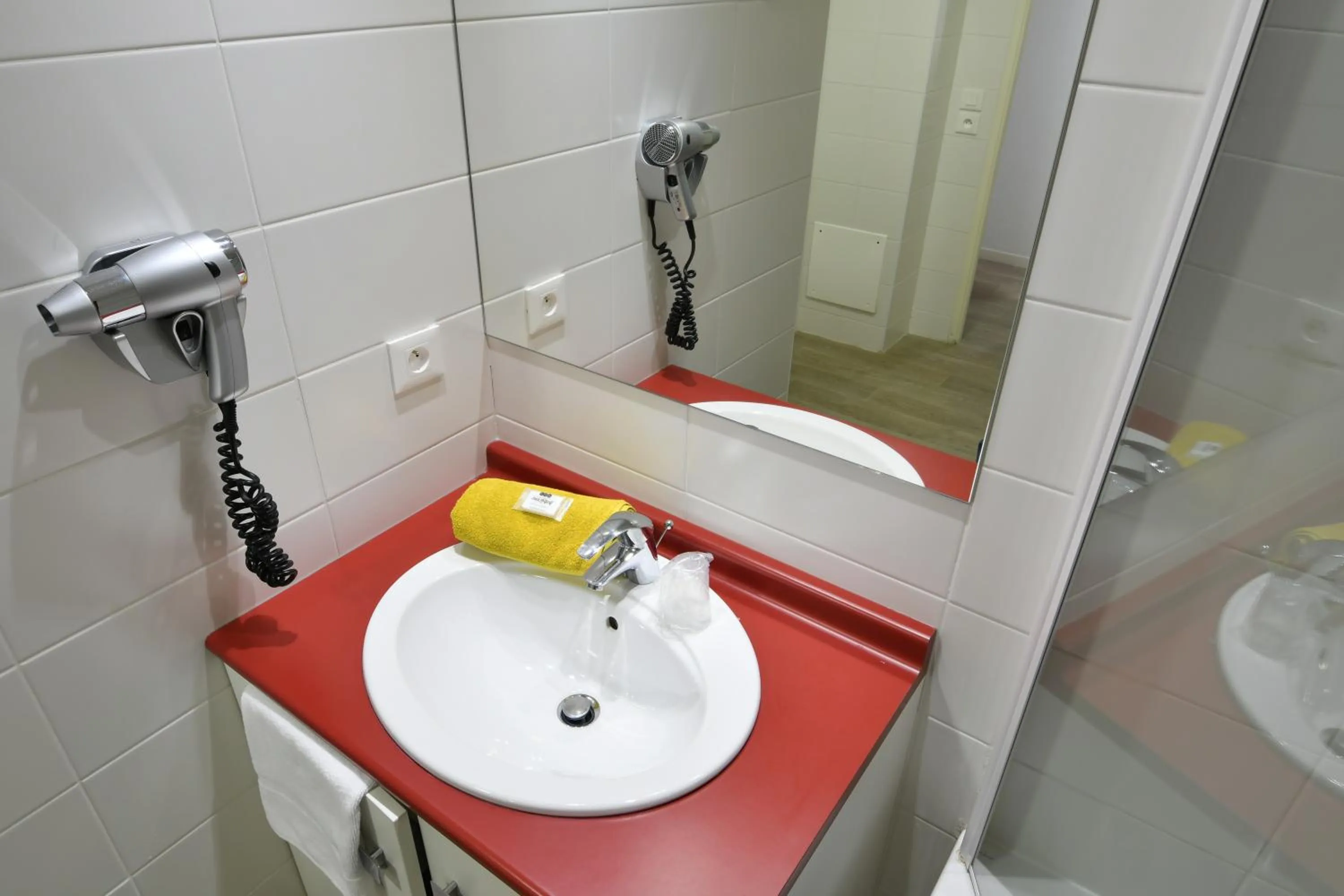 Bathroom in Appart-Hôtel Mer & Golf City Bordeaux Bassins à flot