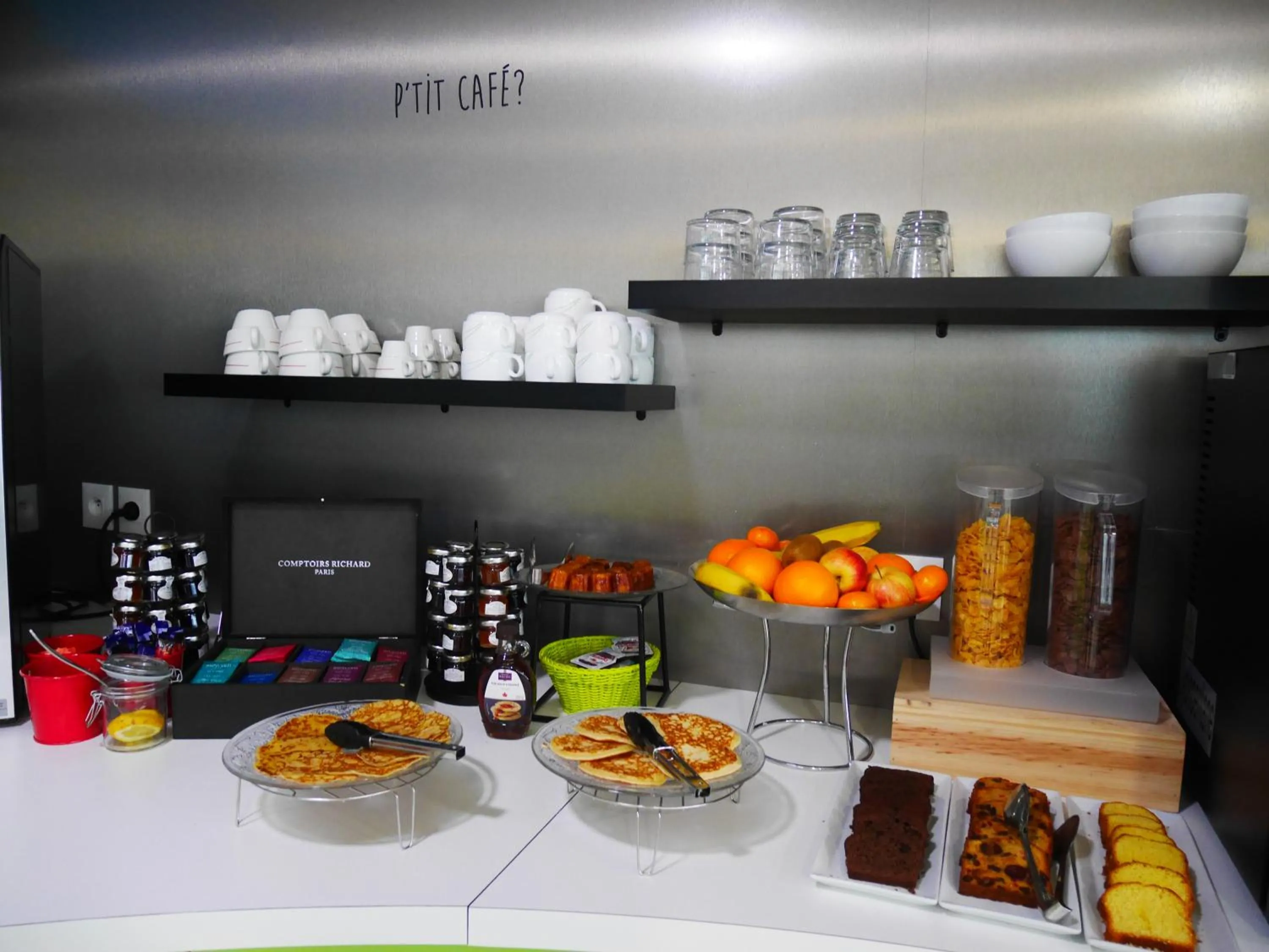 Buffet breakfast in Appart-Hôtel Mer & Golf City Bordeaux Bassins à flot