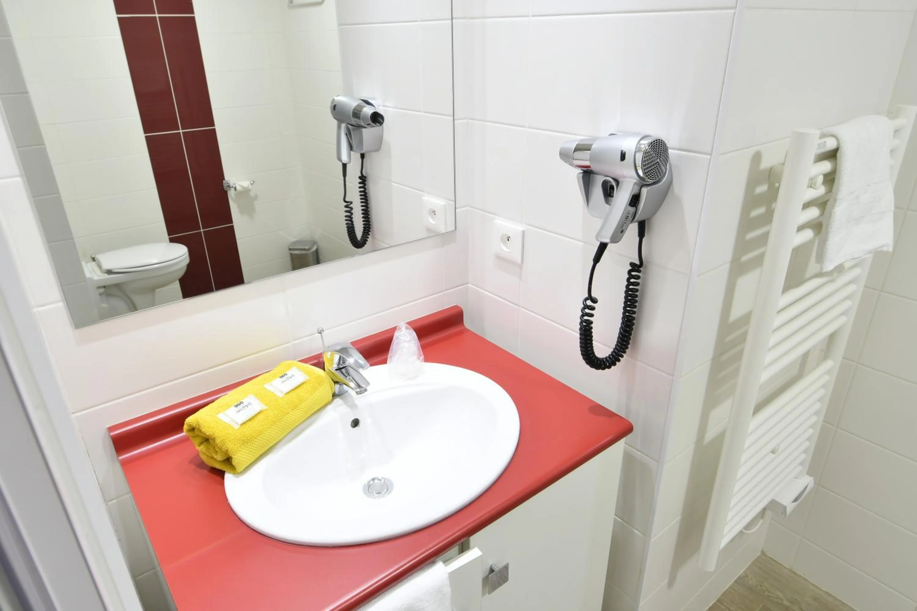 Bathroom in Appart-Hôtel Mer & Golf City Bordeaux Bassins à flot