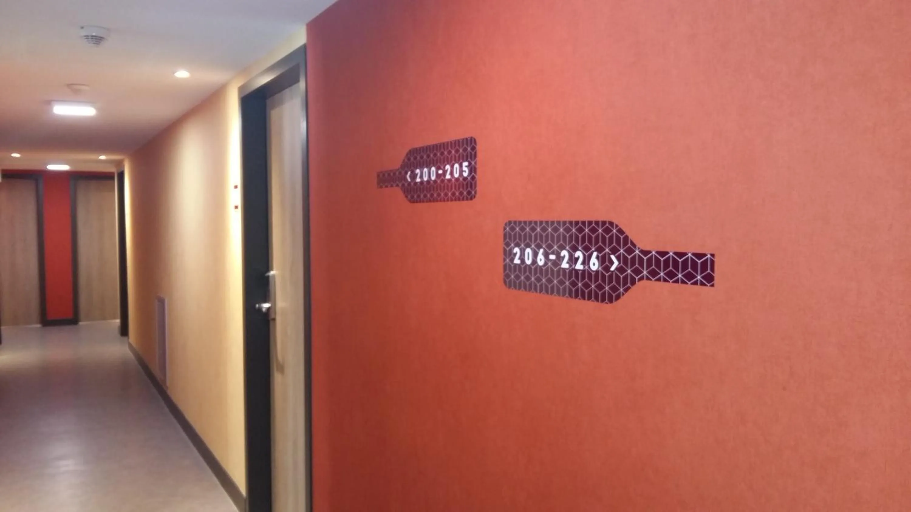 Decorative detail in Appart-Hôtel Mer & Golf City Bordeaux Bassins à flot