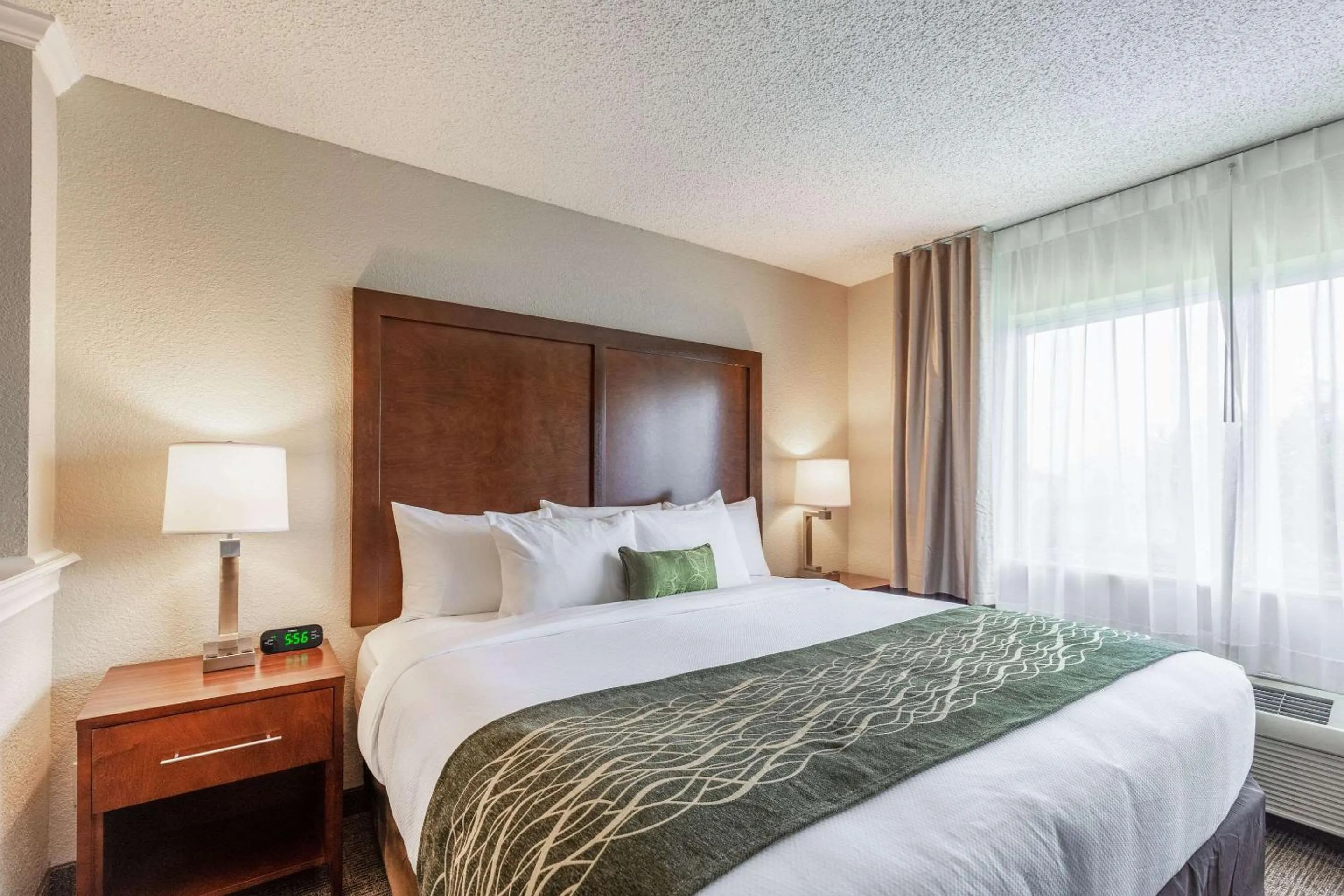 Photo of the whole room, Bed in Comfort Inn South Tulsa - Woodland Hills