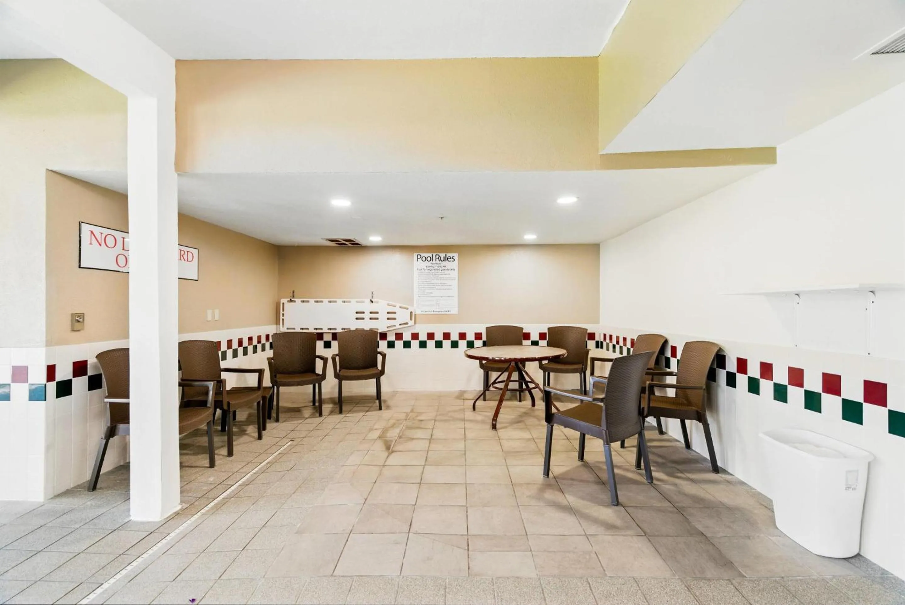 Swimming pool in Comfort Inn South Tulsa - Woodland Hills