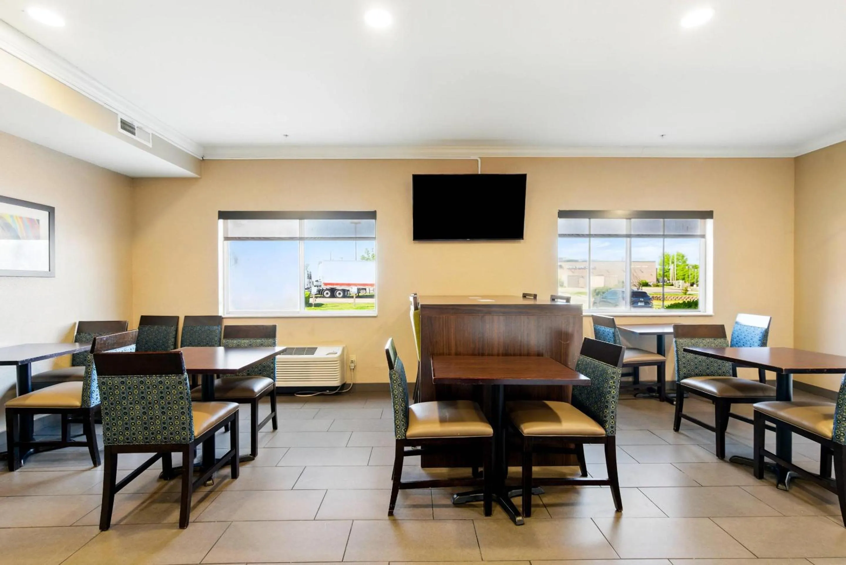 Breakfast in Comfort Inn South Tulsa - Woodland Hills