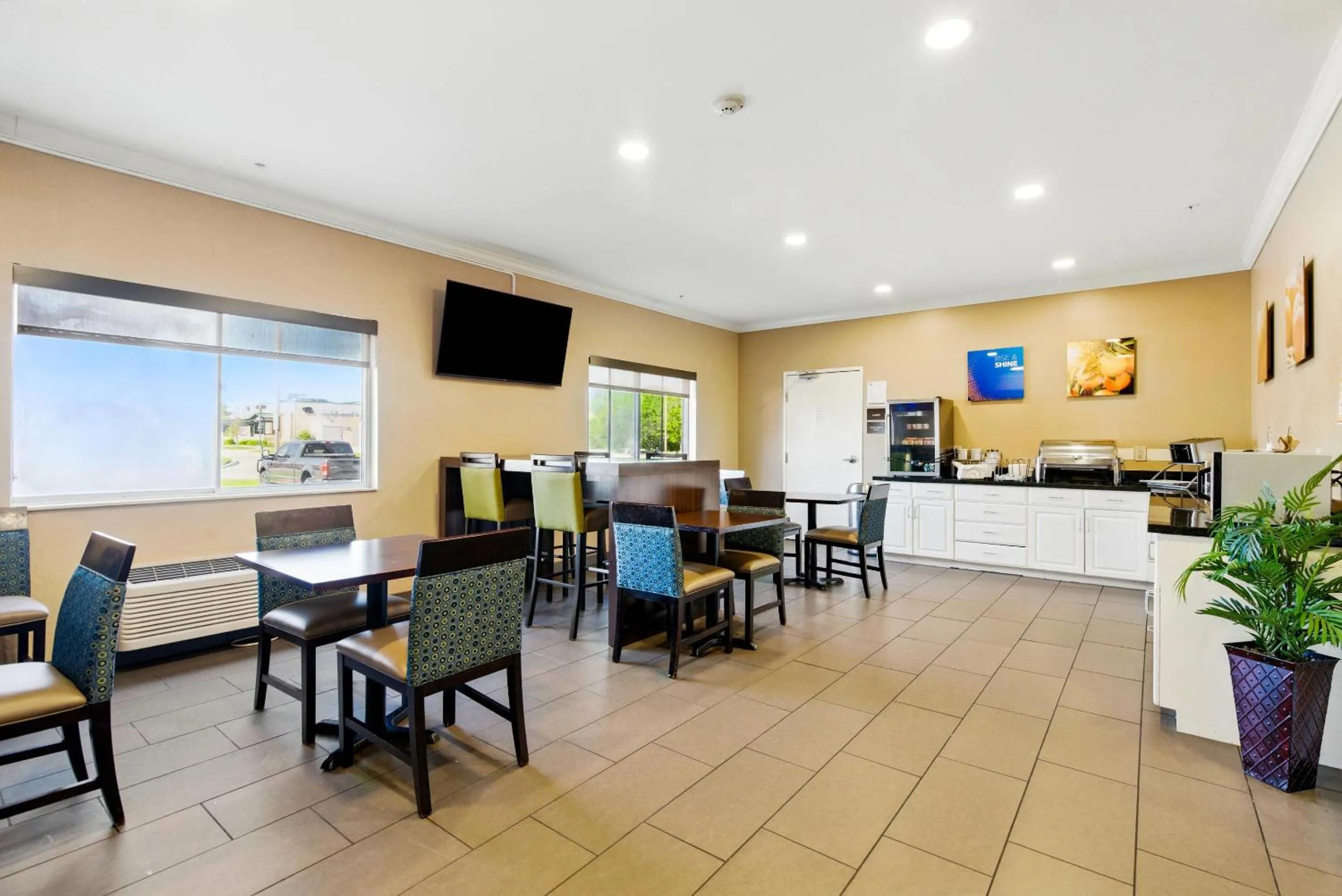 Breakfast in Comfort Inn South Tulsa - Woodland Hills