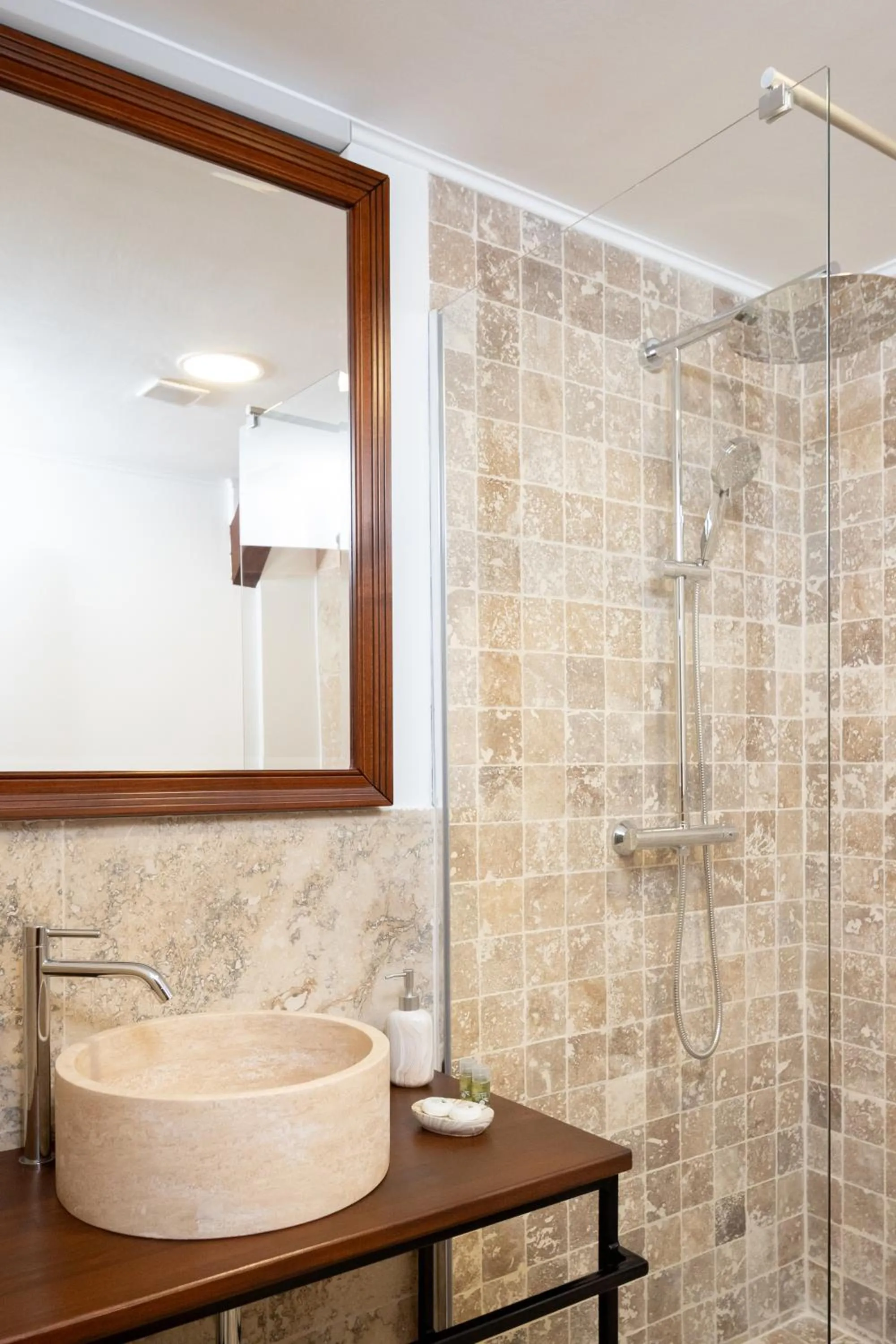 Shower in Hotel The Council