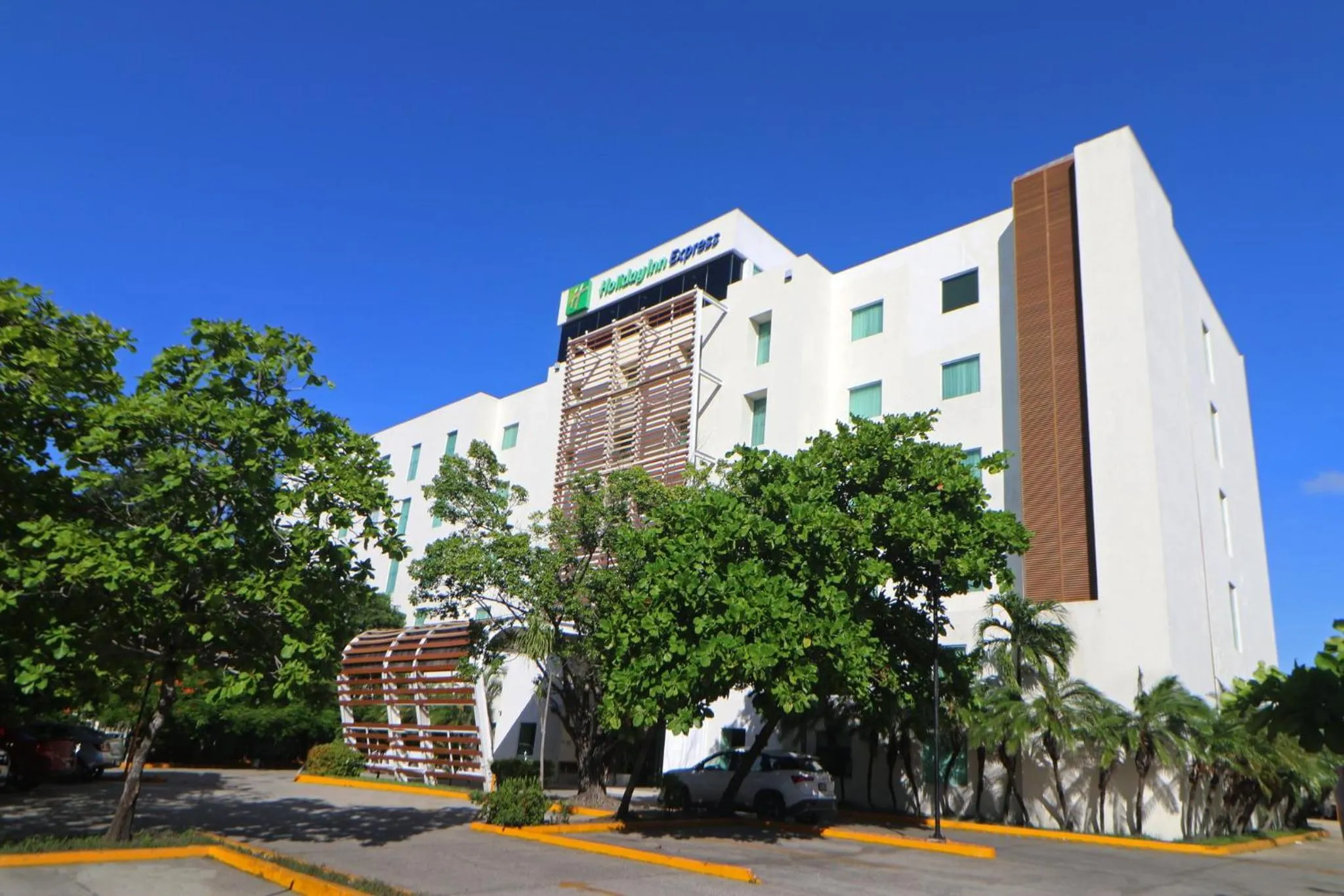 Property building in Holiday Inn Express Ciudad Del Carmen by IHG