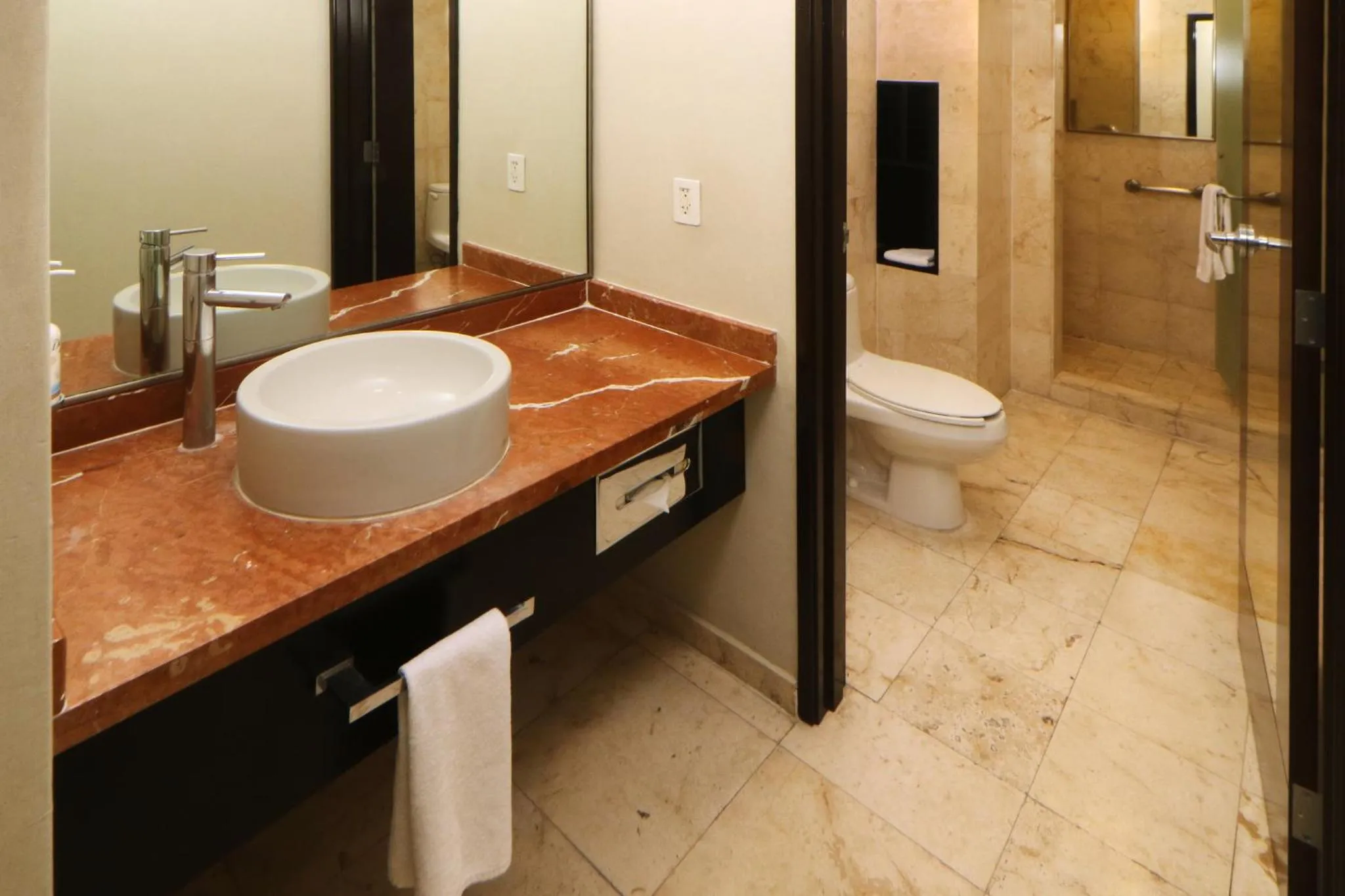 Bathroom in Holiday Inn Express Ciudad Del Carmen by IHG