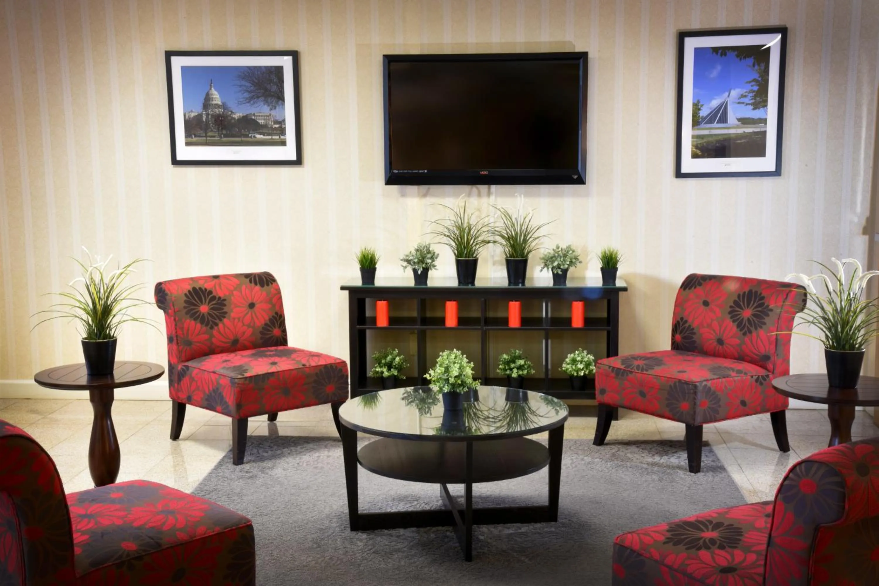 Lobby or reception in Ramada by Wyndham Triangle/Quantico