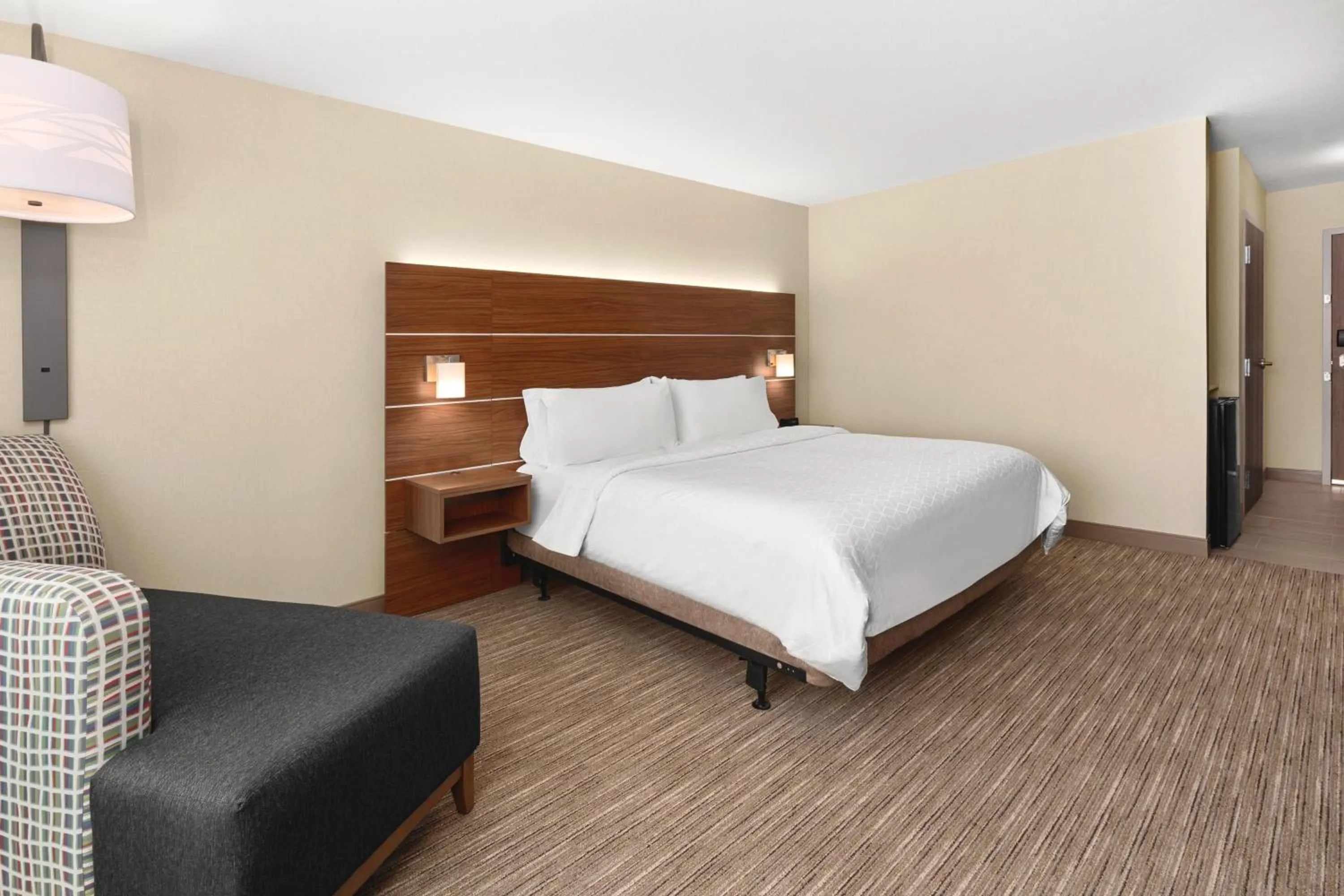 Photo of the whole room, Bed in Holiday Inn Express Corning by IHG