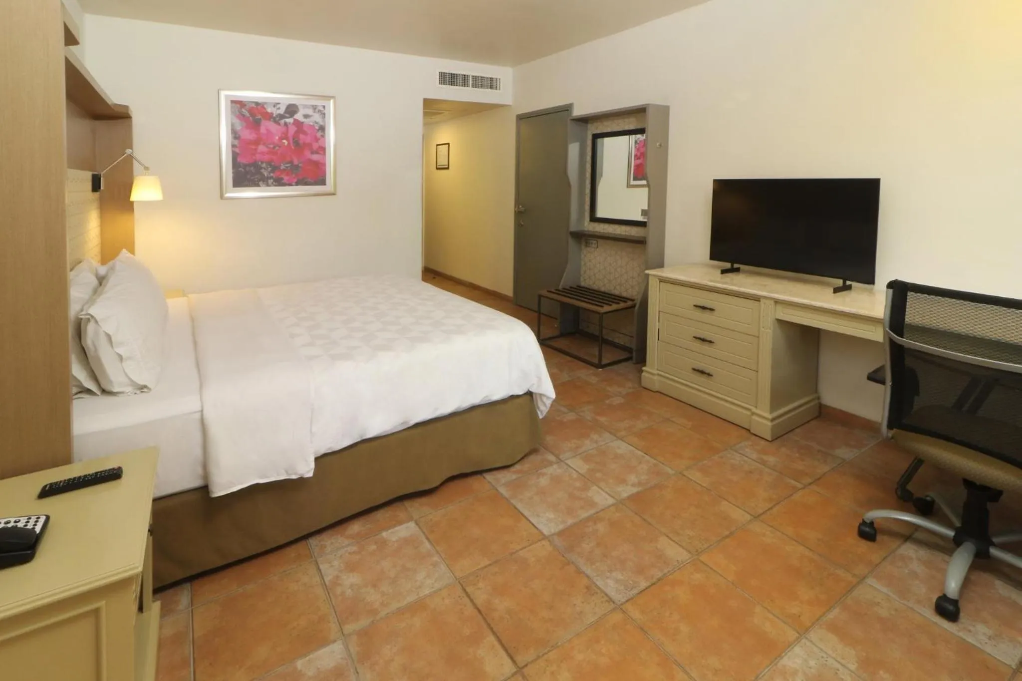 Photo of the whole room, Bed in Holiday Inn Ciudad Del Carmen by IHG