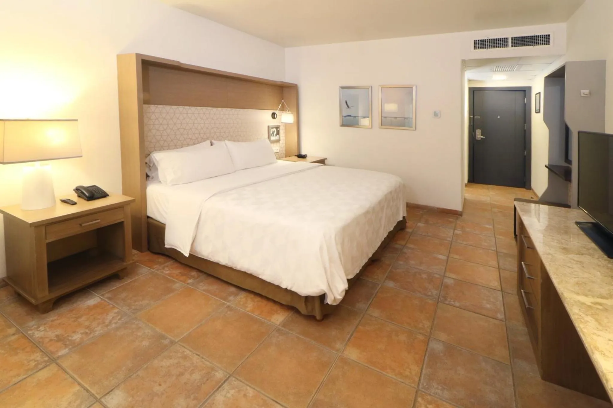 Photo of the whole room, Bed in Holiday Inn Ciudad Del Carmen by IHG