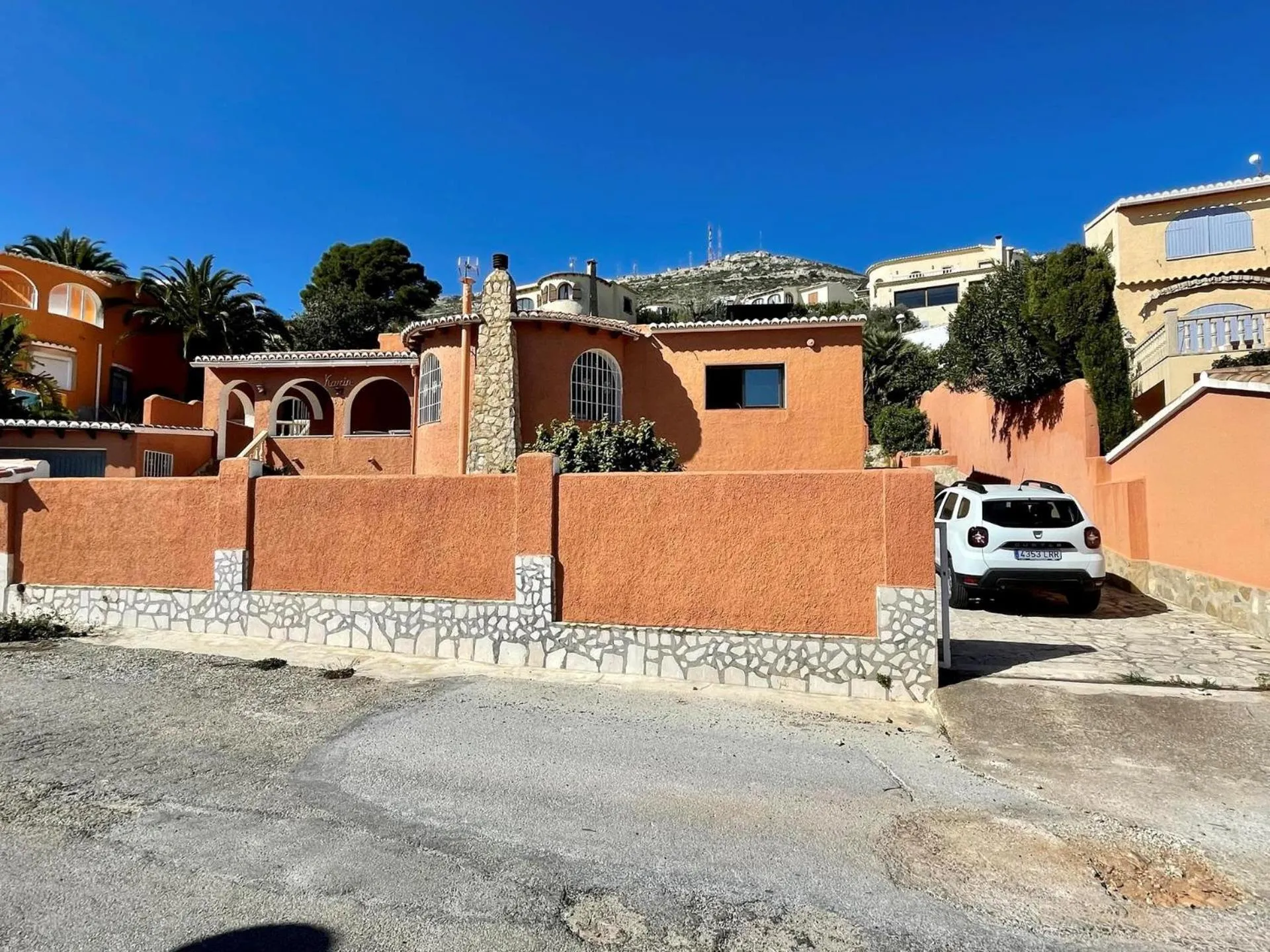 Facade/entrance in Villa June