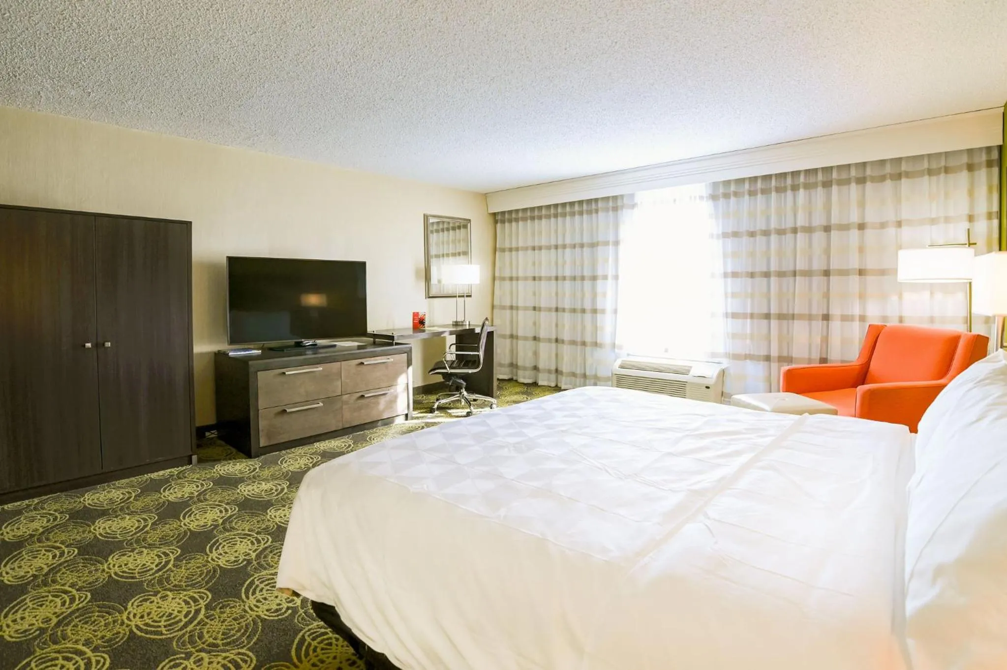 Photo of the whole room, Bed in Holiday Inn University Area Charlottesville by IHG