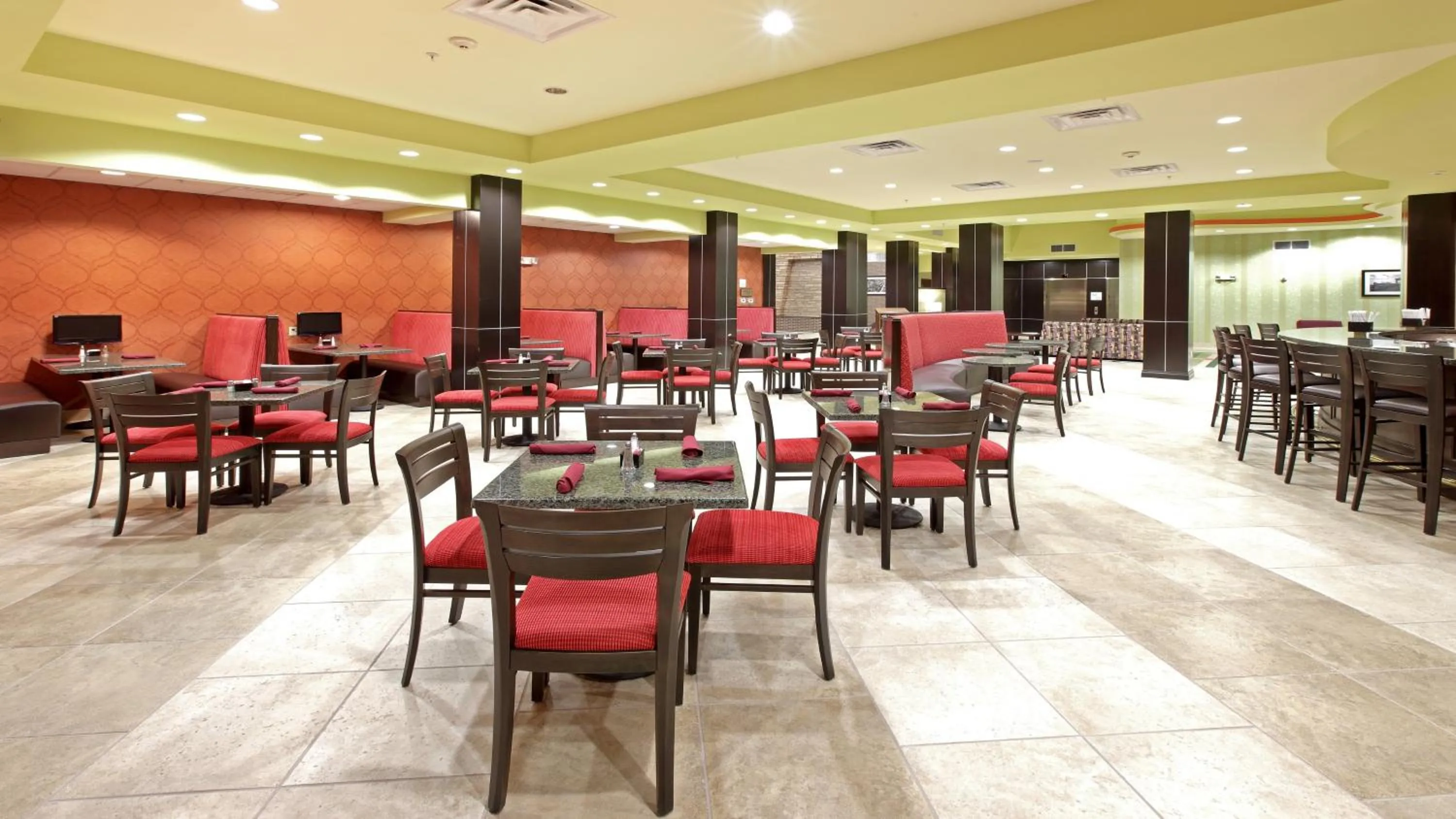 Restaurant/places to eat in Holiday Inn Garland by IHG
