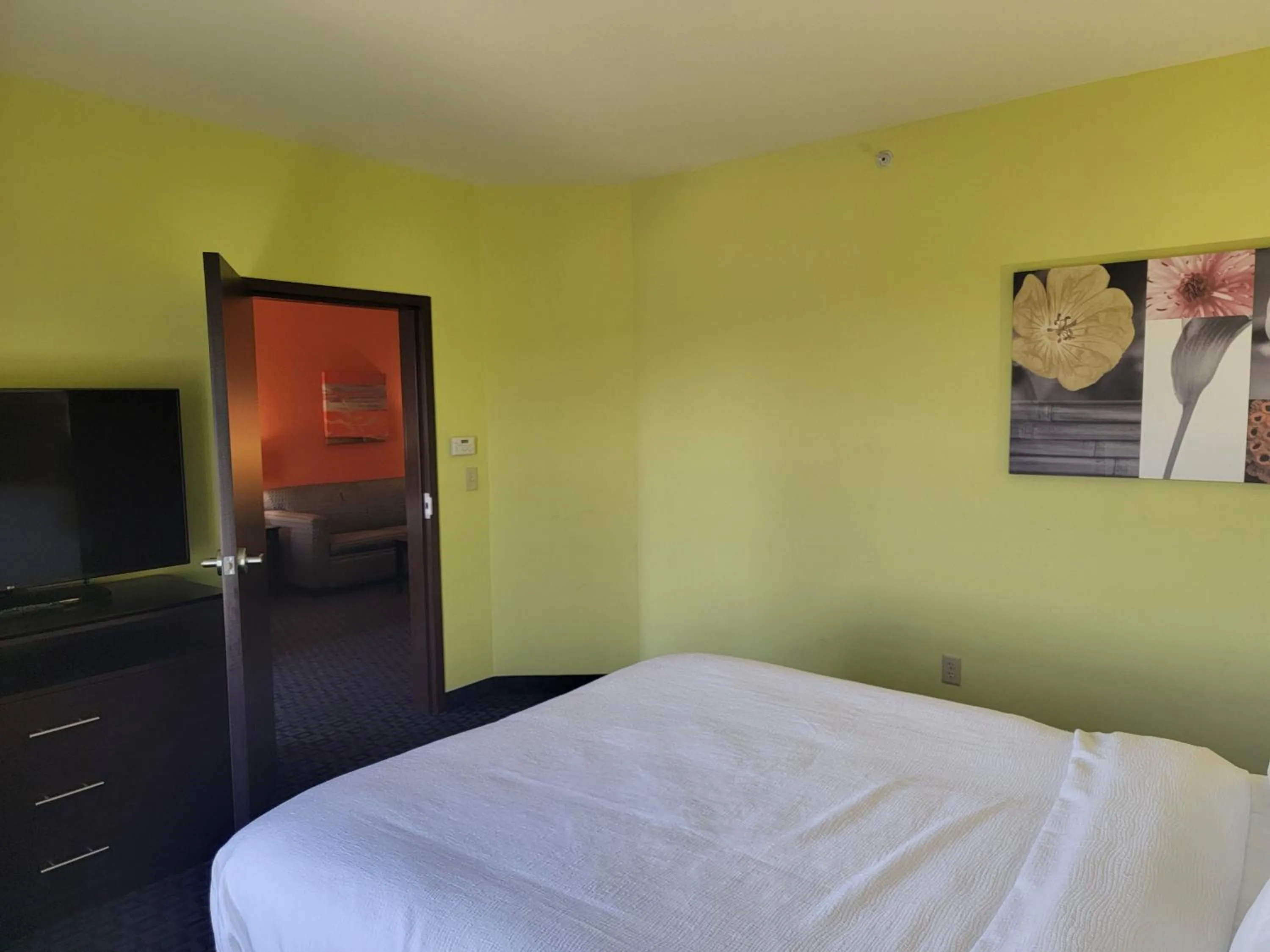 Photo of the whole room, Bed in Holiday Inn Garland by IHG