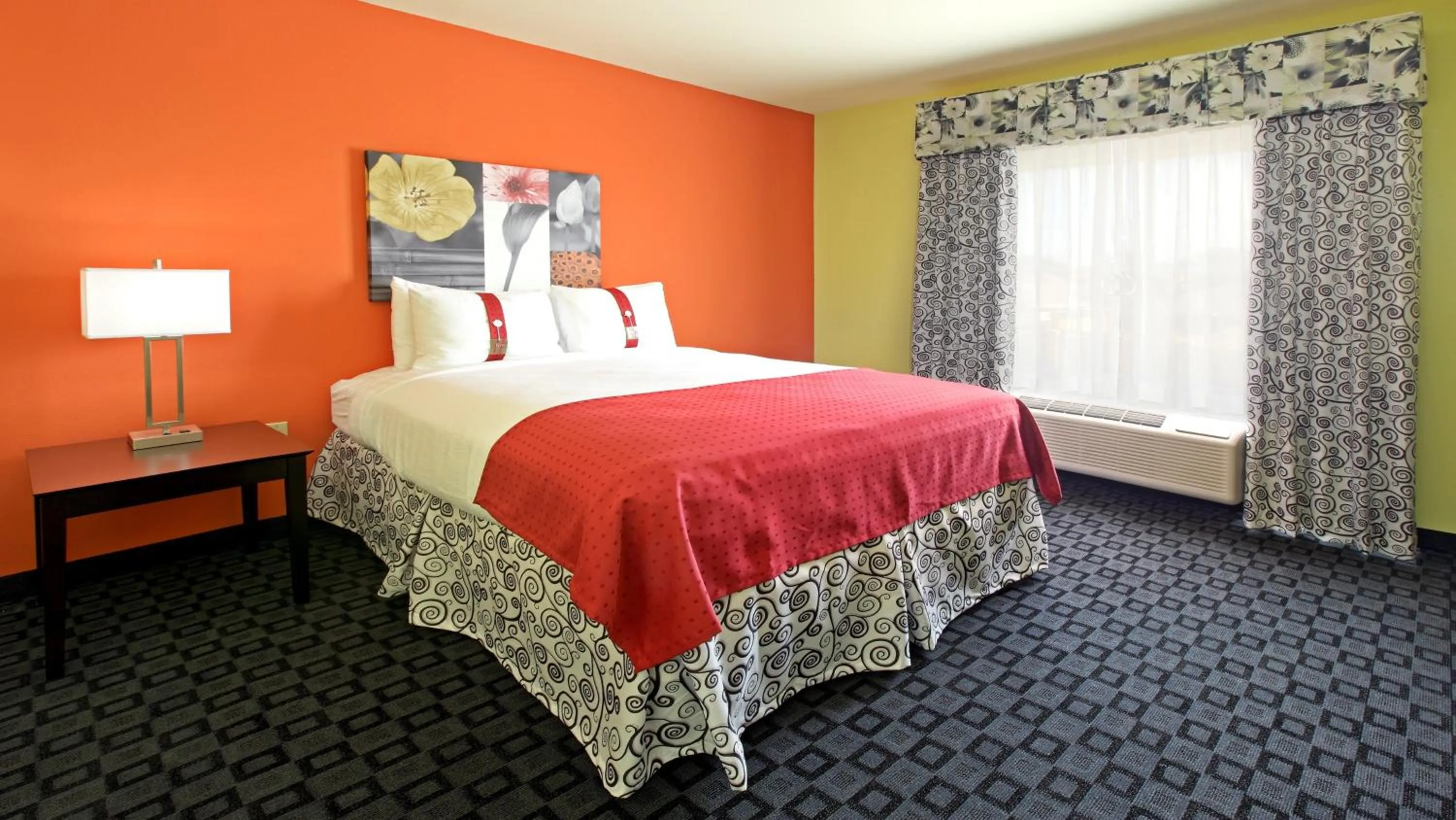 Photo of the whole room, Bed in Holiday Inn Garland by IHG