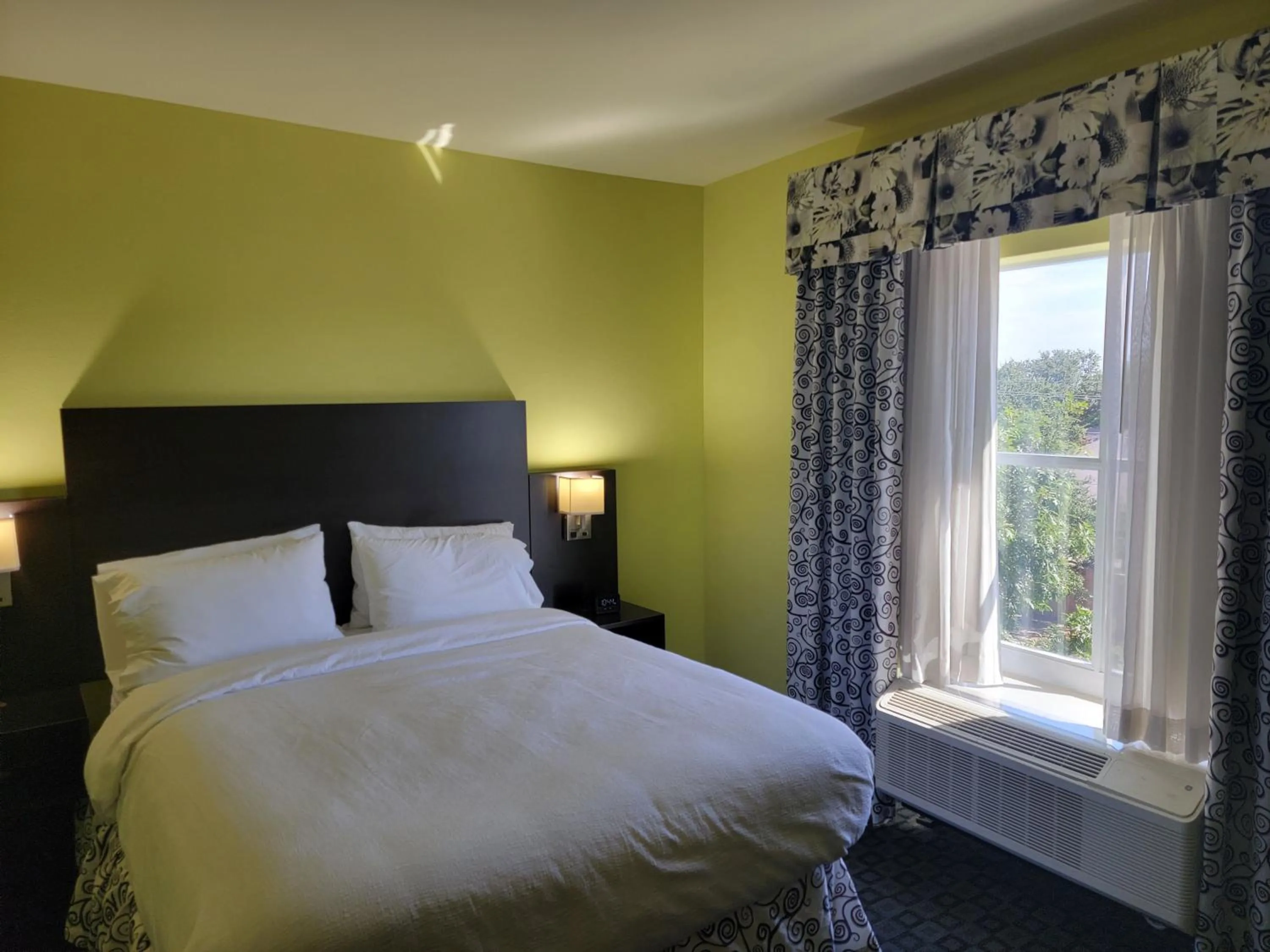 Photo of the whole room, Bed in Holiday Inn Garland by IHG