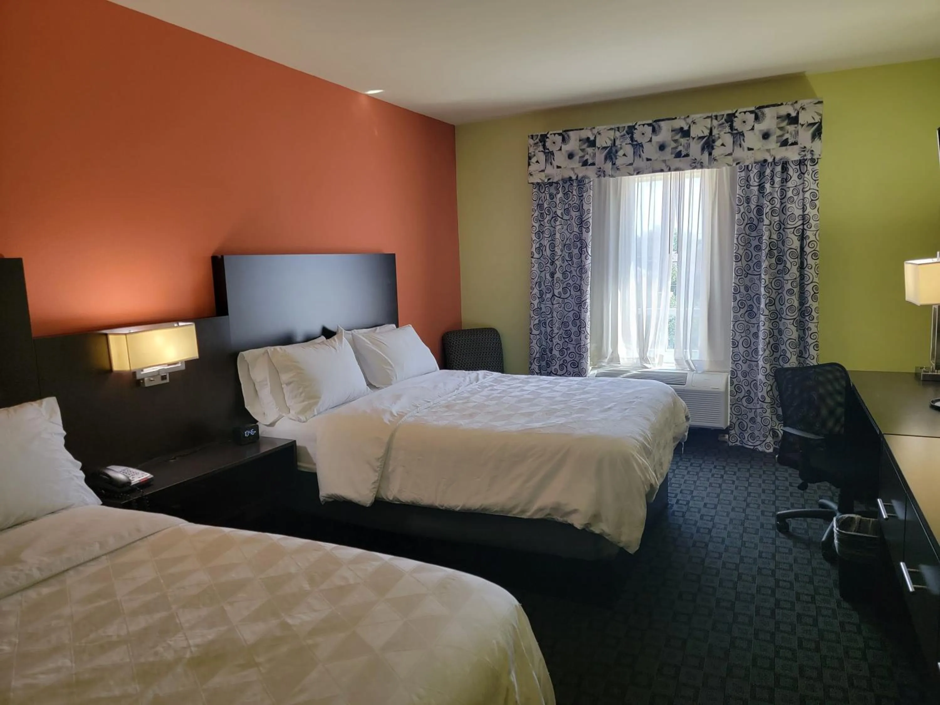 Photo of the whole room, Bed in Holiday Inn Garland by IHG