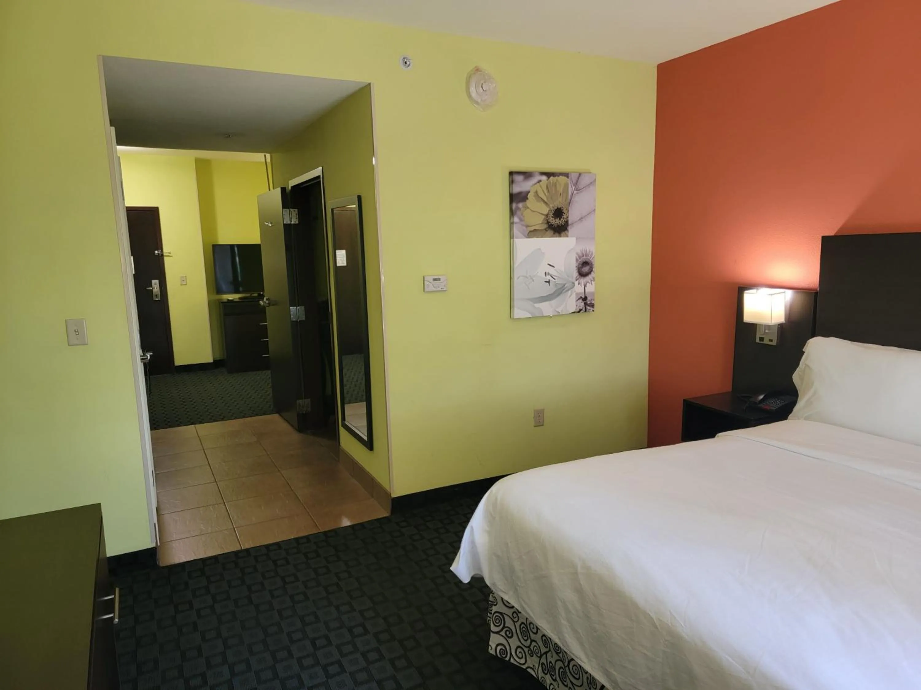 Photo of the whole room, Bed in Holiday Inn Garland by IHG