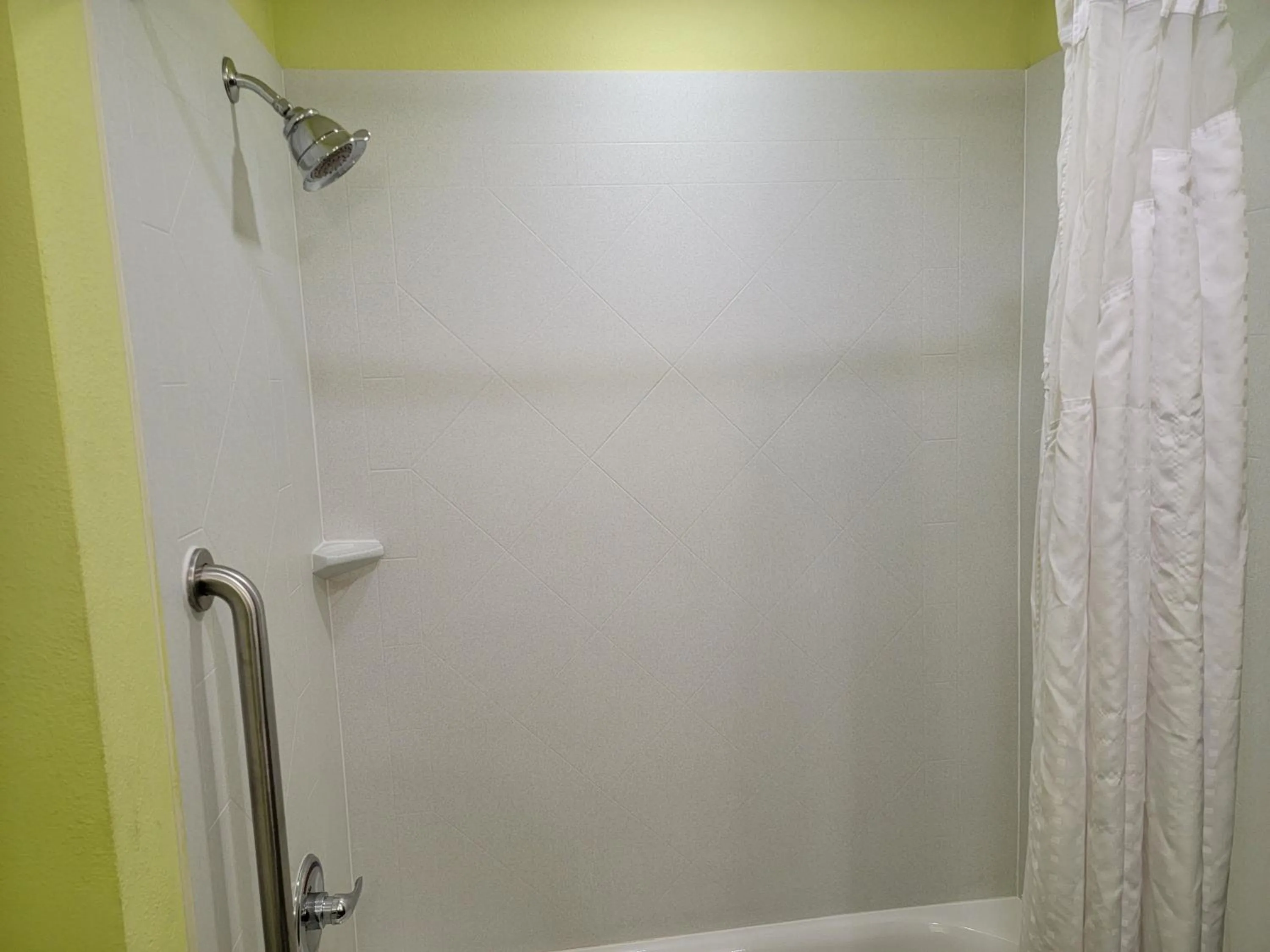 Photo of the whole room in Holiday Inn Garland by IHG