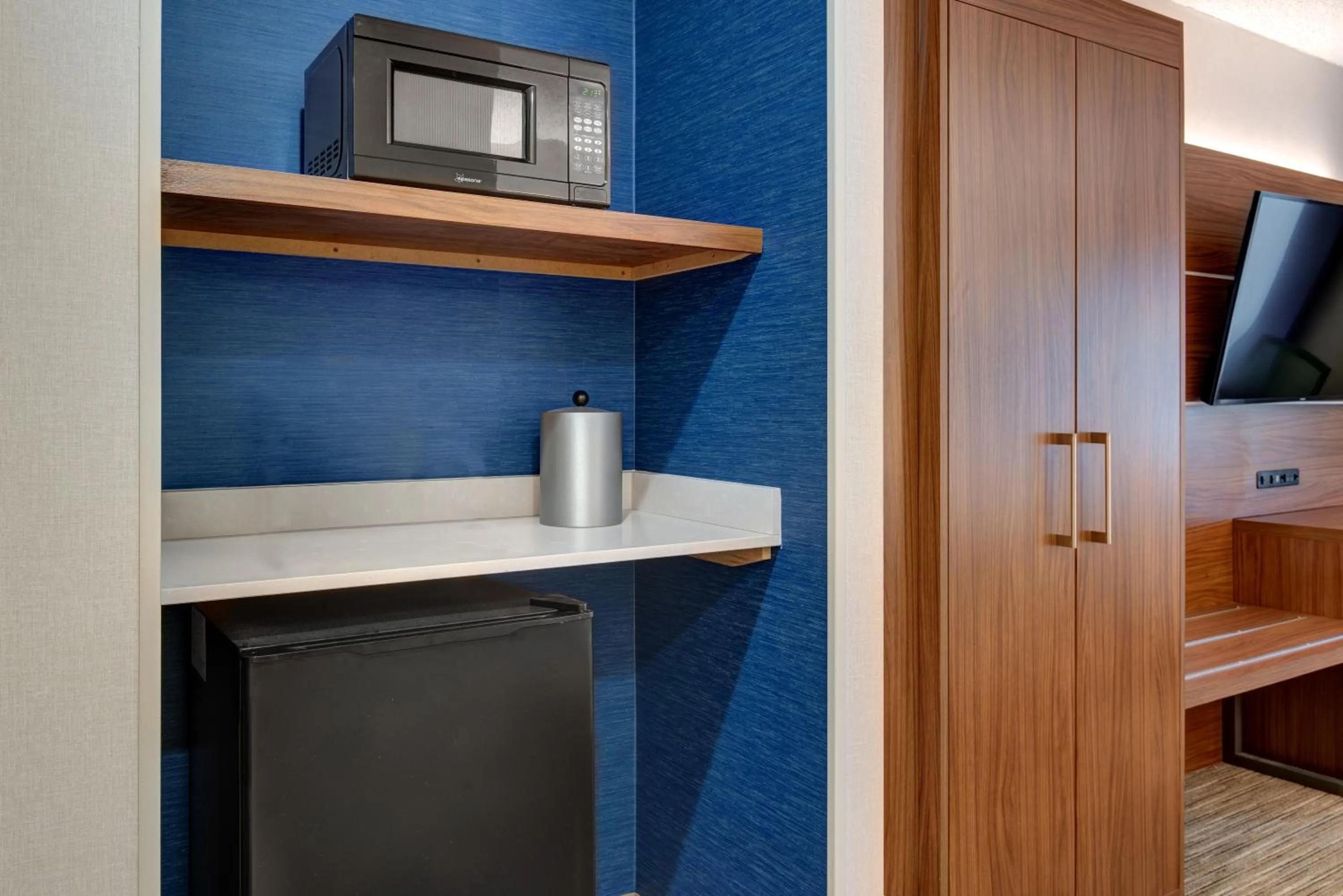 microwave in Holiday Inn Express & Suites West Long Branch - Eatontown by IHG