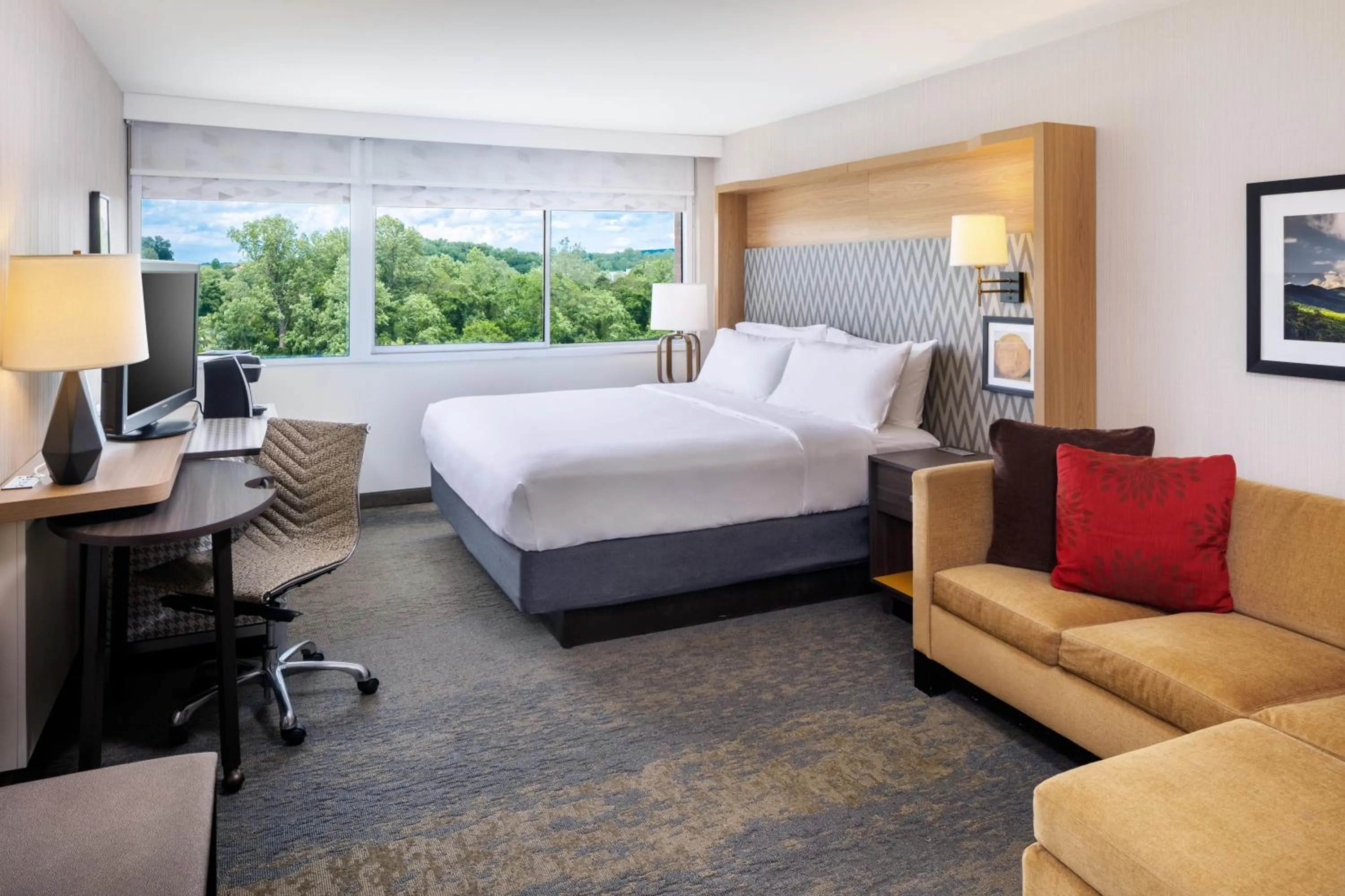 Photo of the whole room, Bed in Holiday Inn Charlottesville-Monticello by IHG