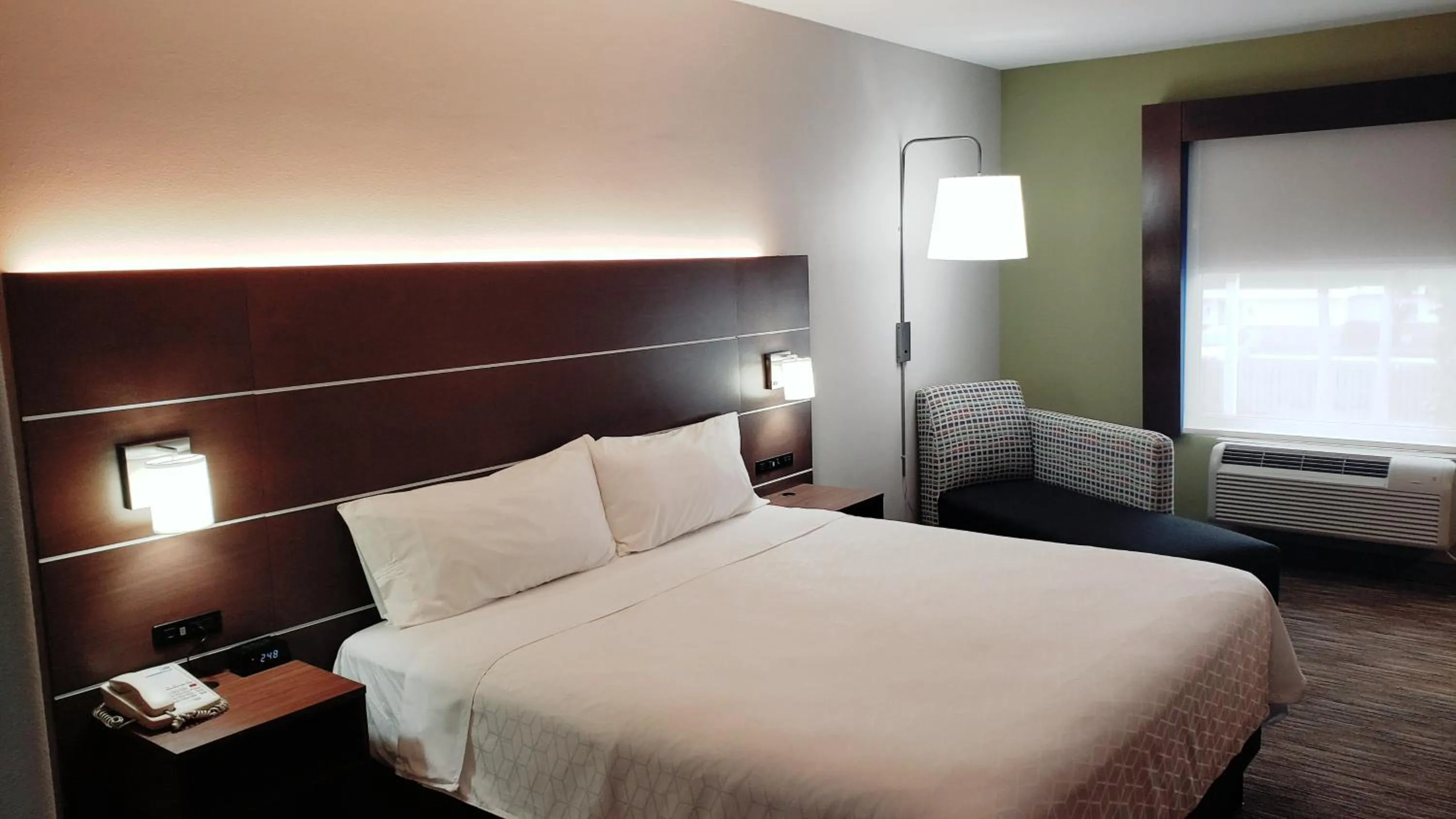 Photo of the whole room, Bed in Holiday Inn Express Hotel and Suites Weslaco by IHG