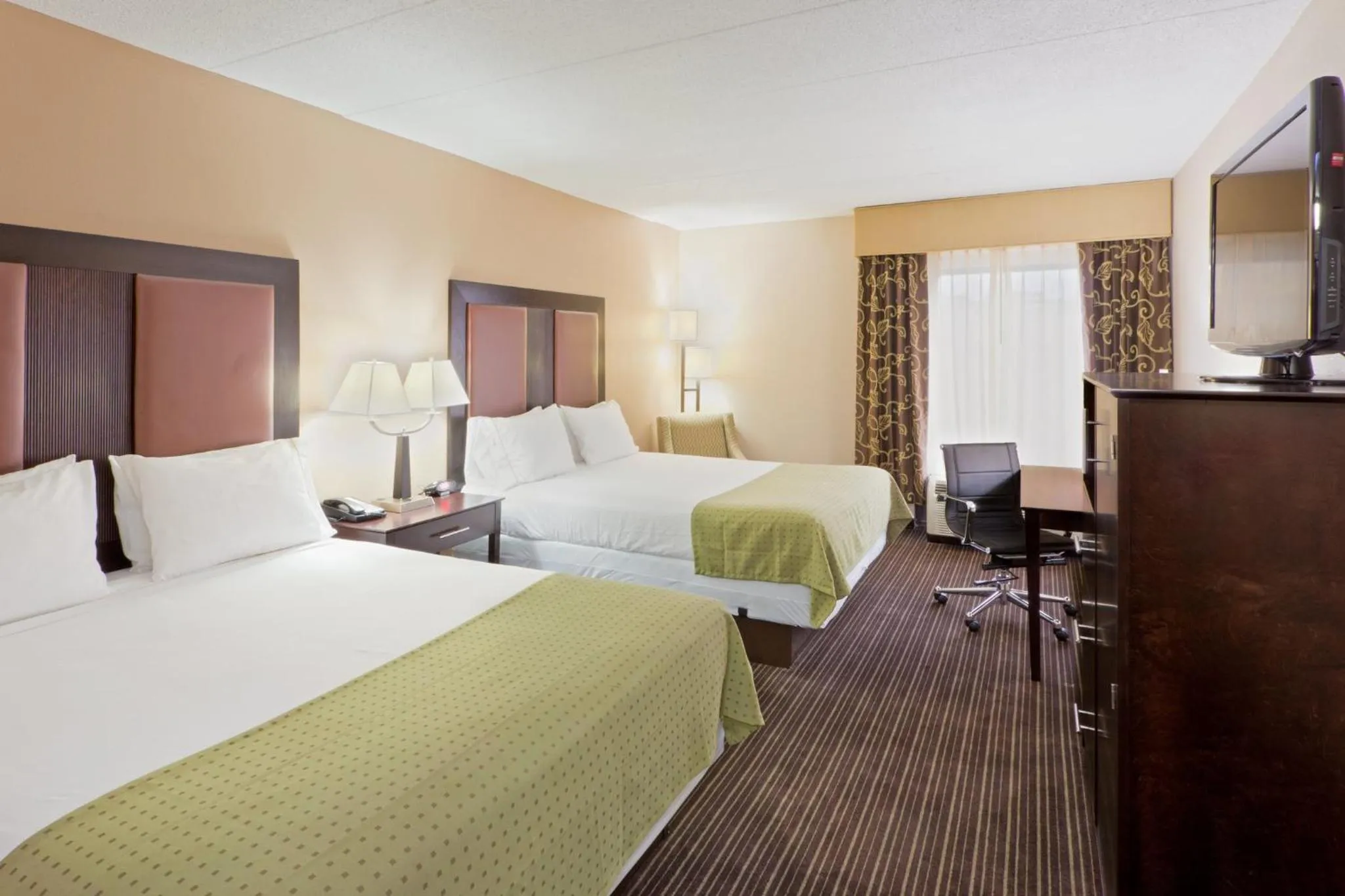 Photo of the whole room, Bed in Holiday Inn Express Hotel & Suites Charleston-Southridge by IHG