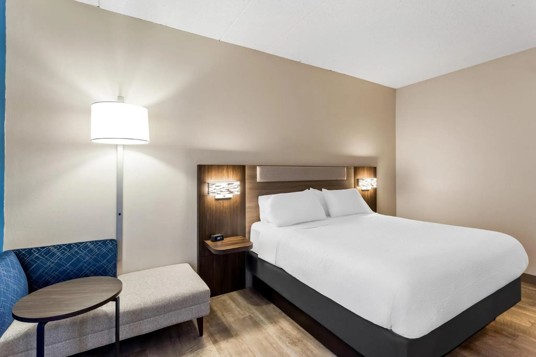 Photo of the whole room, Bed in Holiday Inn Express Hotel & Suites Charleston-Southridge by IHG