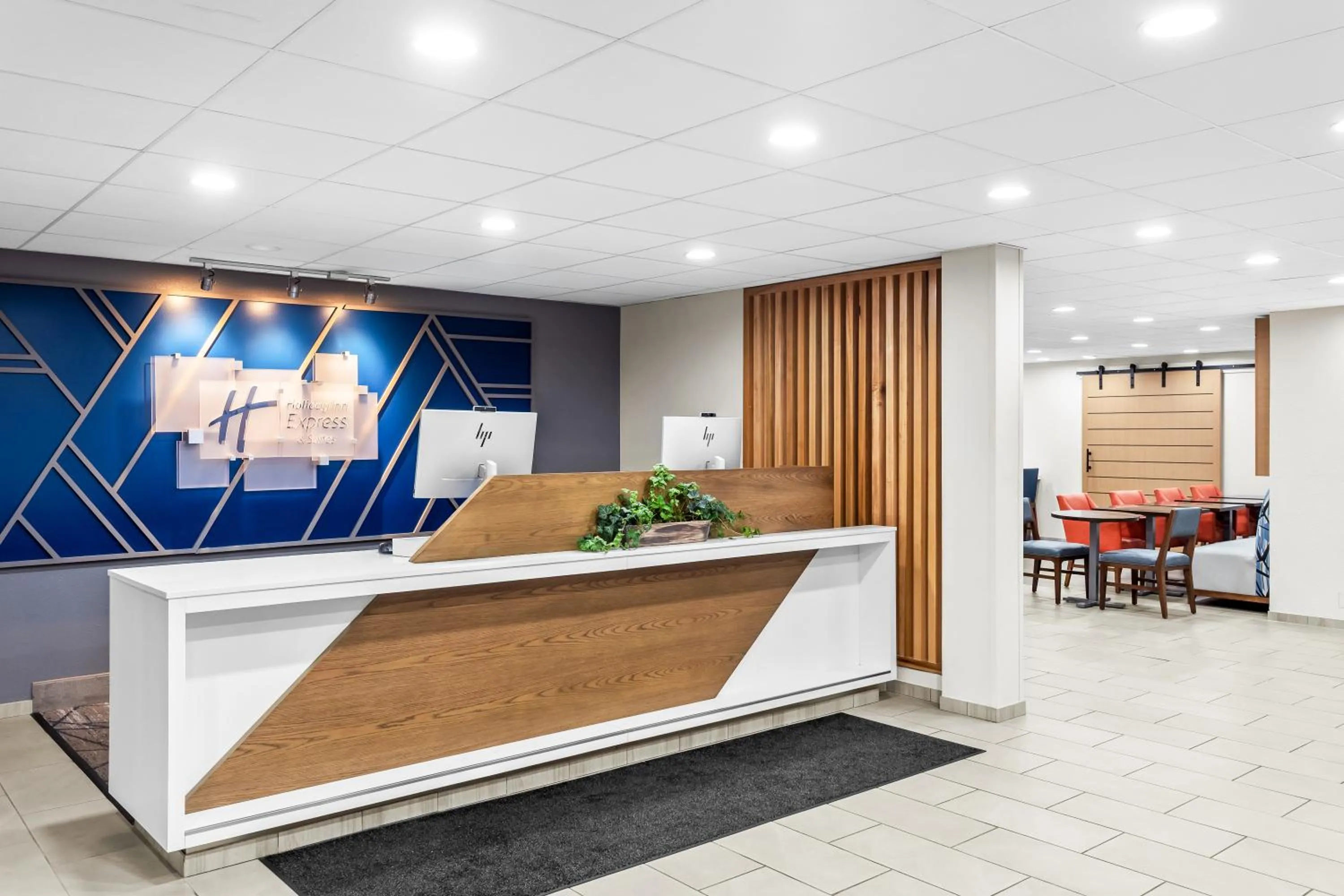 Lobby or reception in Holiday Inn Express Hotel & Suites Charleston-Southridge by IHG