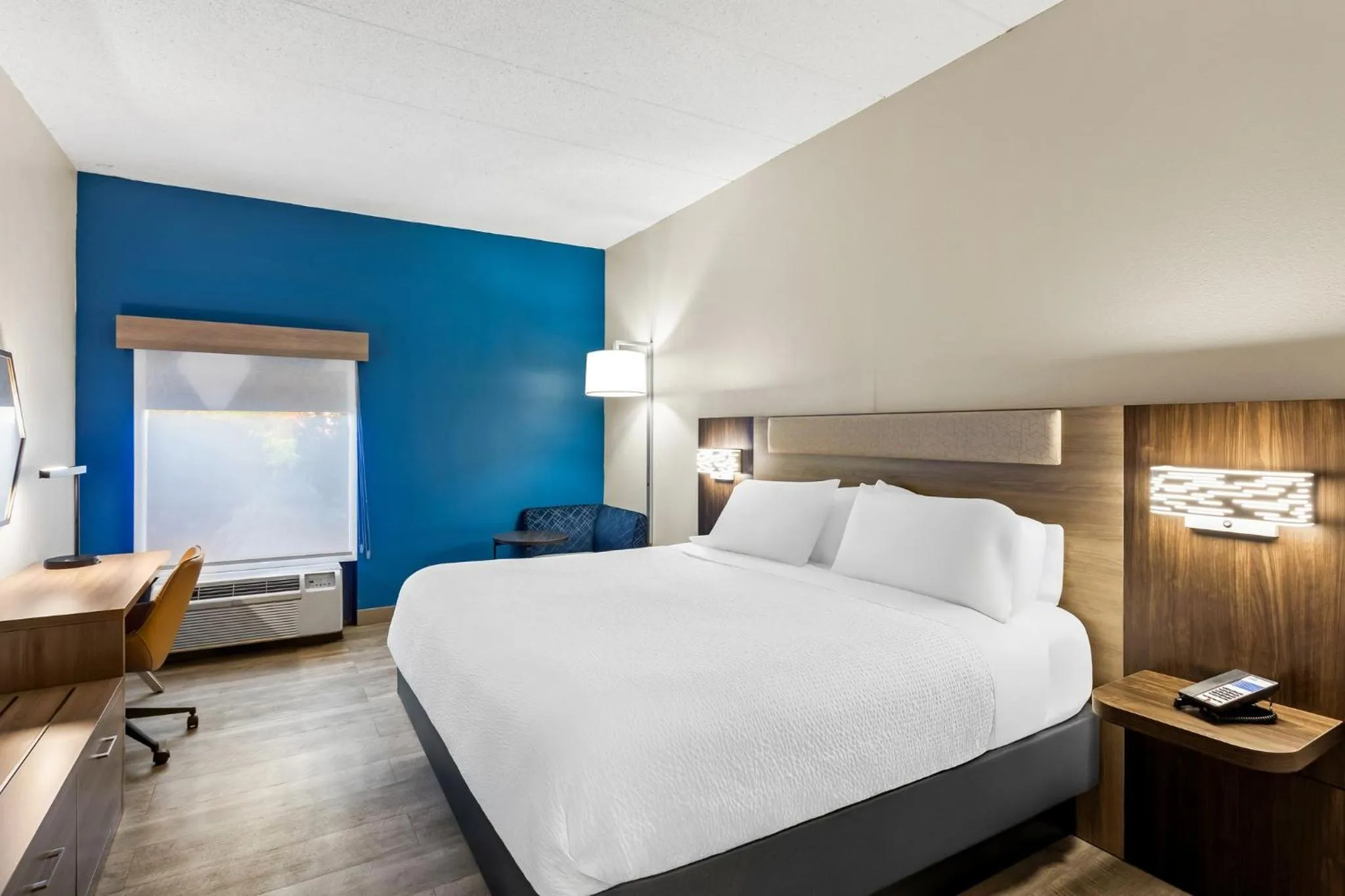 Photo of the whole room, Bed in Holiday Inn Express Hotel & Suites Charleston-Southridge by IHG