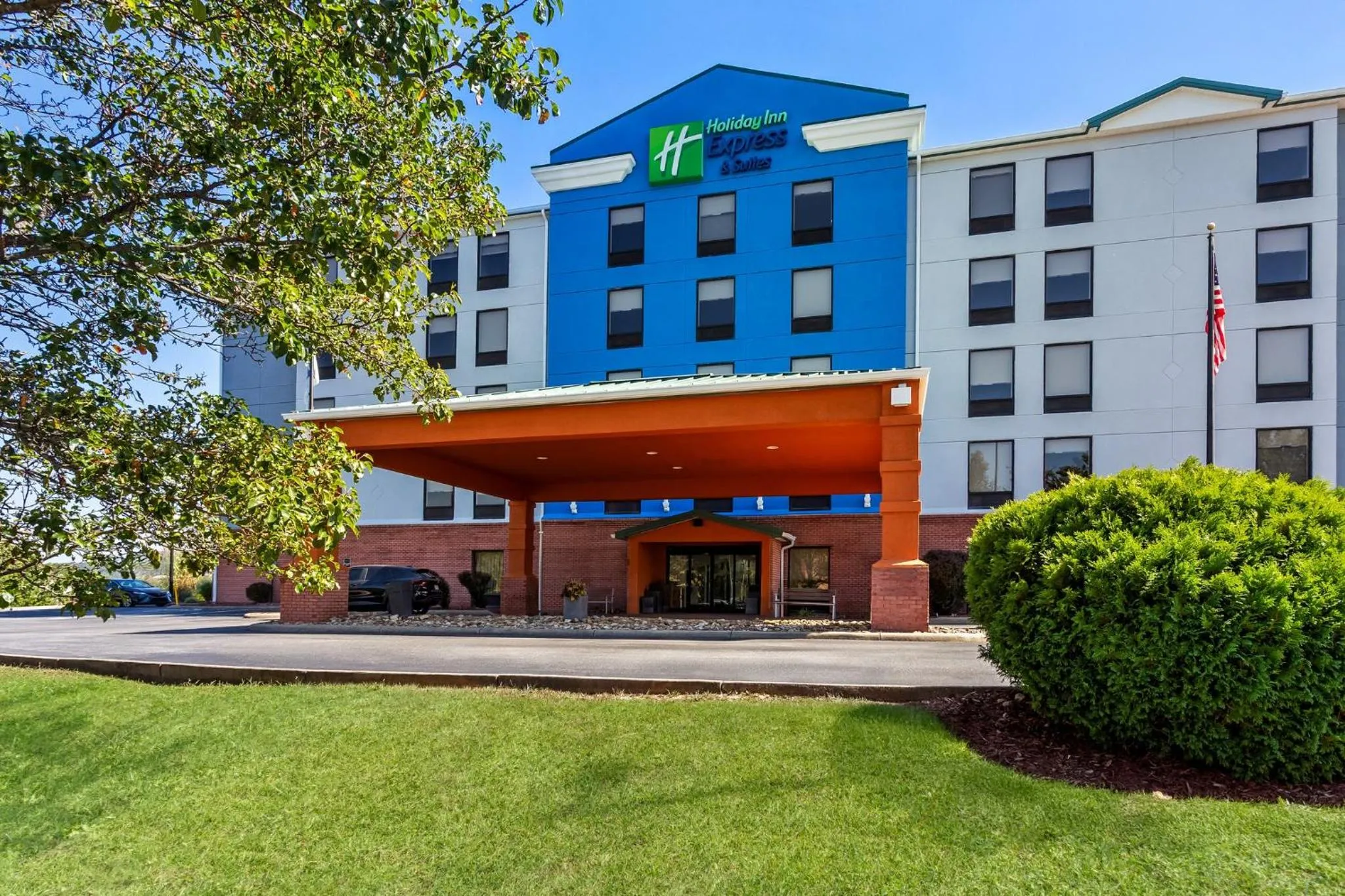 Property building in Holiday Inn Express Hotel & Suites Charleston-Southridge by IHG