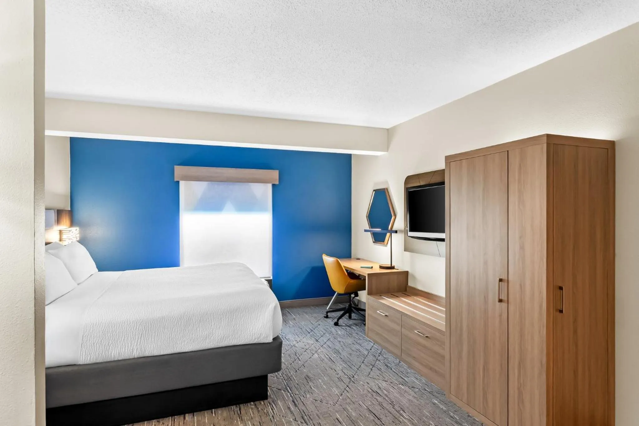 Photo of the whole room, Bed in Holiday Inn Express Hotel & Suites Charleston-Southridge by IHG