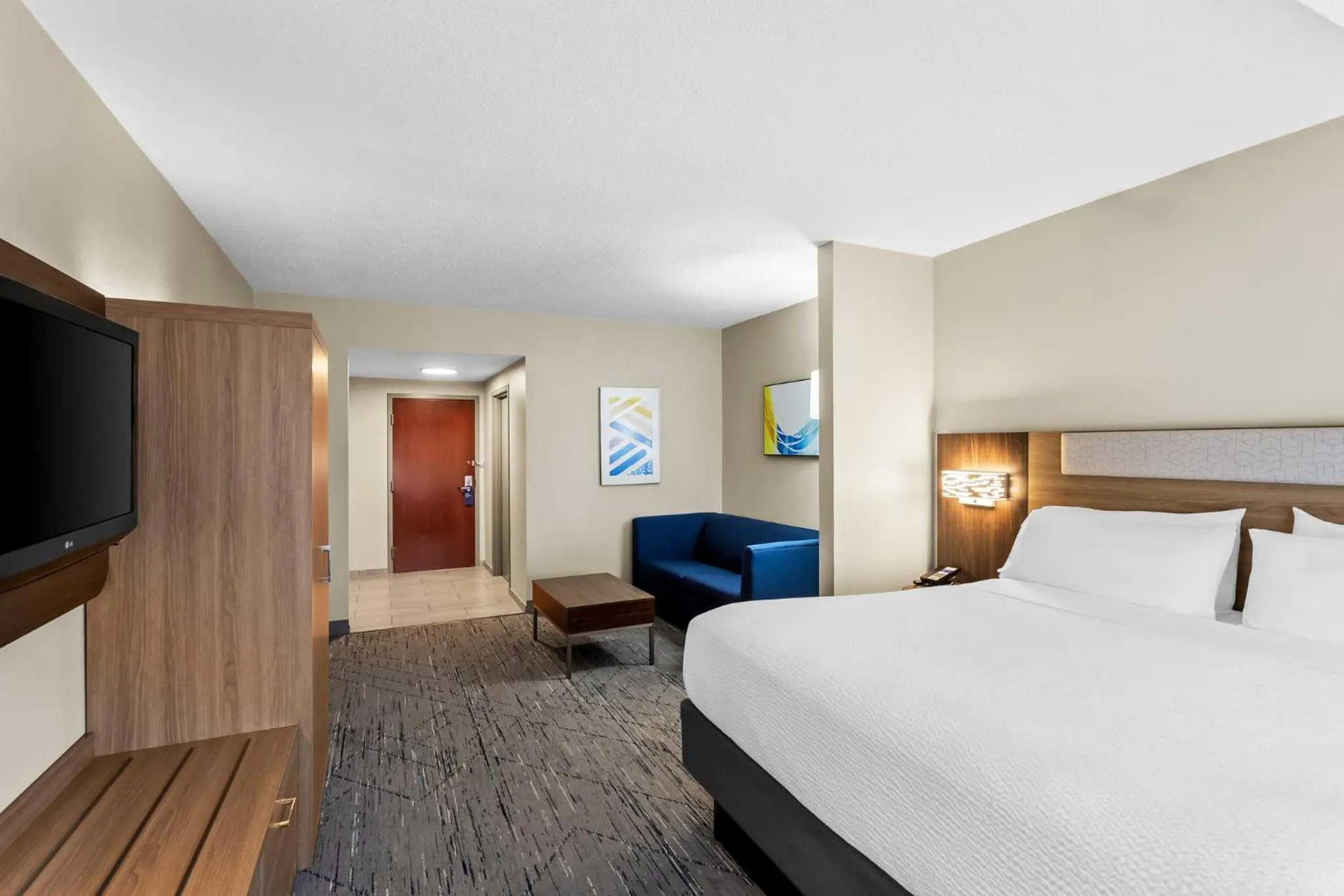 Photo of the whole room, Bed in Holiday Inn Express Hotel & Suites Charleston-Southridge by IHG
